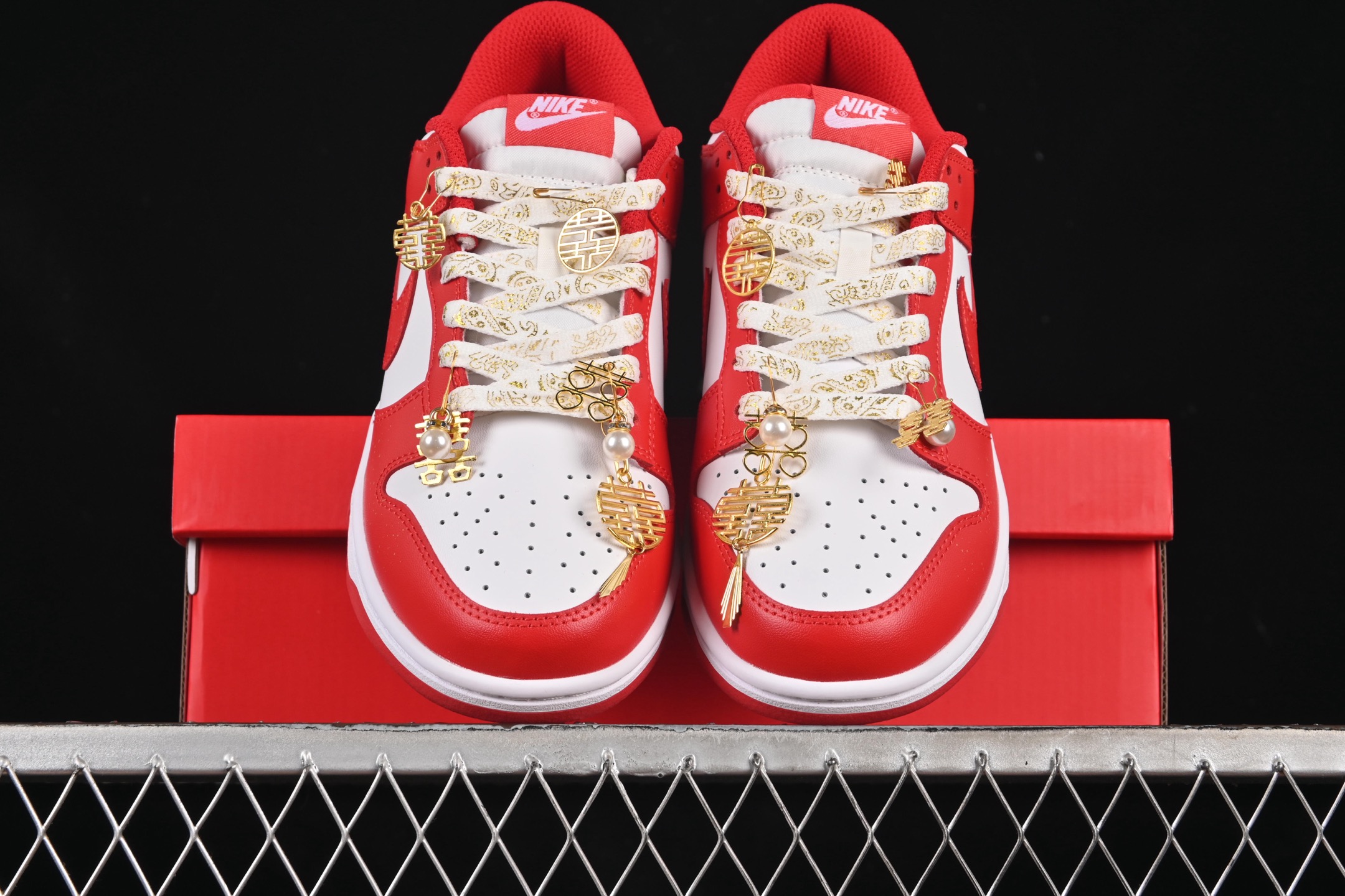 💰280公司级💰360纯原
Nike SB Dunk Low "Just Do it" 囍庆婚礼 周年高端定制 低帮休闲板鞋 FB9109-119
#定制鞋盒 大厂纯原品质出货 超高清洁度 皮料切割干净无任何毛边 细节完美
尺码:36 36.5 37.5 38 38.5 39 40 40.5 41 42 42.5 43 44 44.5 45 46 9.E5