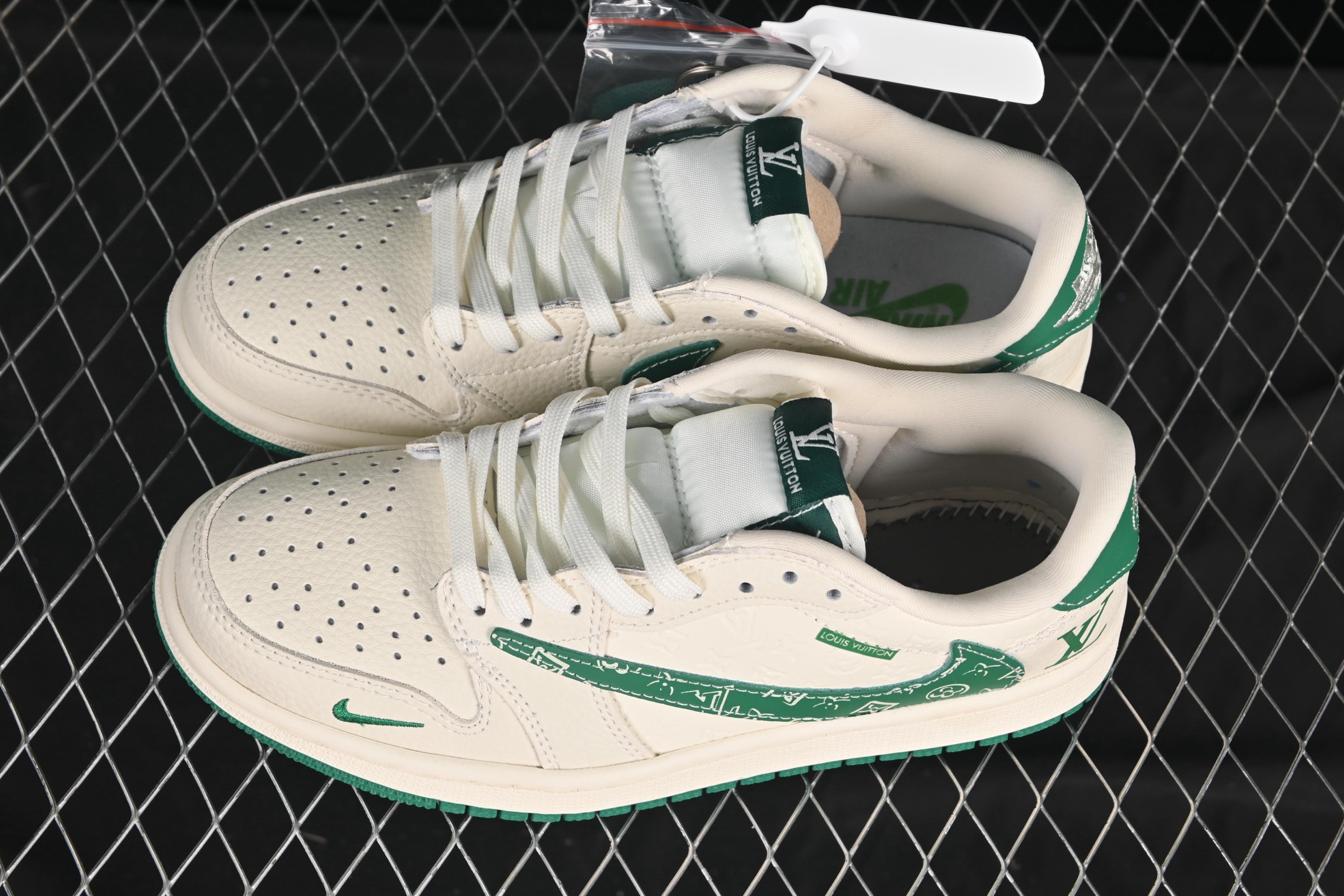 💰280公司级💰380纯原
Travis Scott x Fragment Design x Air Jordan 1 Low OG SP AJ1 乔1 LV联名 米绿花勾 低帮文化休闲板鞋 XS2024-064
#多方联名合作融合了Travis Scott 独特的音乐风格,藤原浩个性的设计风格以及Jordan品牌的经典元素 使其成为一双具有独特身份和价值的鞋子 清新而立体的外观加上联名标识更突出了其独特身份 这种配色方案显示出活力和时尚感 在视觉上引人注目 鞋身的质感和细腻的细节处理使其显得高端而格调十足 这款“倒钩”联名是设计与创意完美结合 融合多方的个性风格是一款备受瞩目的潮流鞋款
尺码:36 36.5 37.5 38 38.5 39 40 40.5 41 42 42.5 43 44 44.5 45 9.E5
