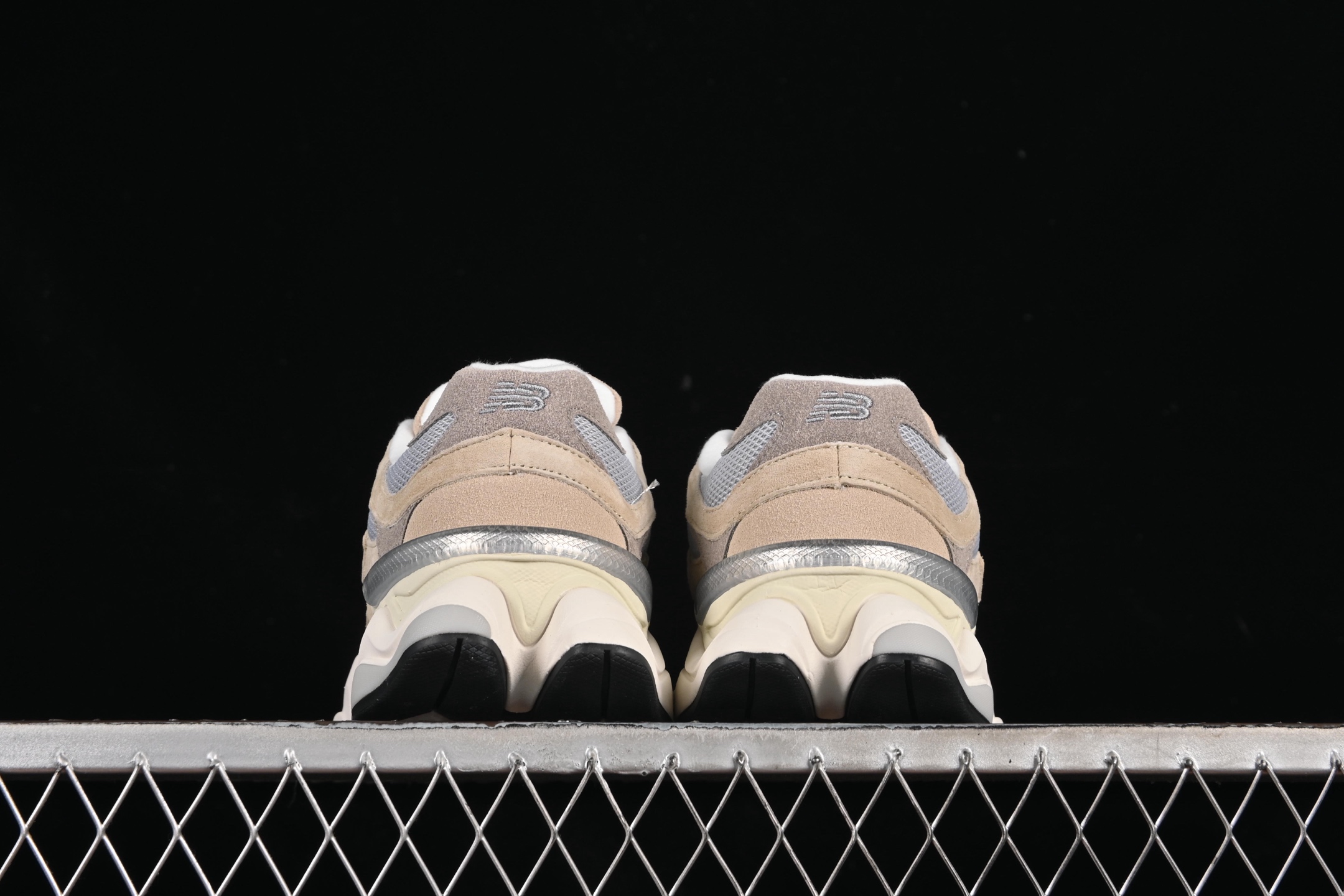 💰190纯原
 New Balance NB9060 复古休闲运动慢跑鞋 U9060LBD
#最强性价版 采用大面积网眼以及麂皮材质覆盖鞋身，还原经典气质。搭载ABZORB避震科技，由泡沫聚酯制成，上脚可以有效减少由鞋底反弹对身体及双腿的冲击力
尺码：36 37 37.5 38 38.5 39 40 40.5 41 42 42.5 43 44 44.5 45 46.5 F.C3