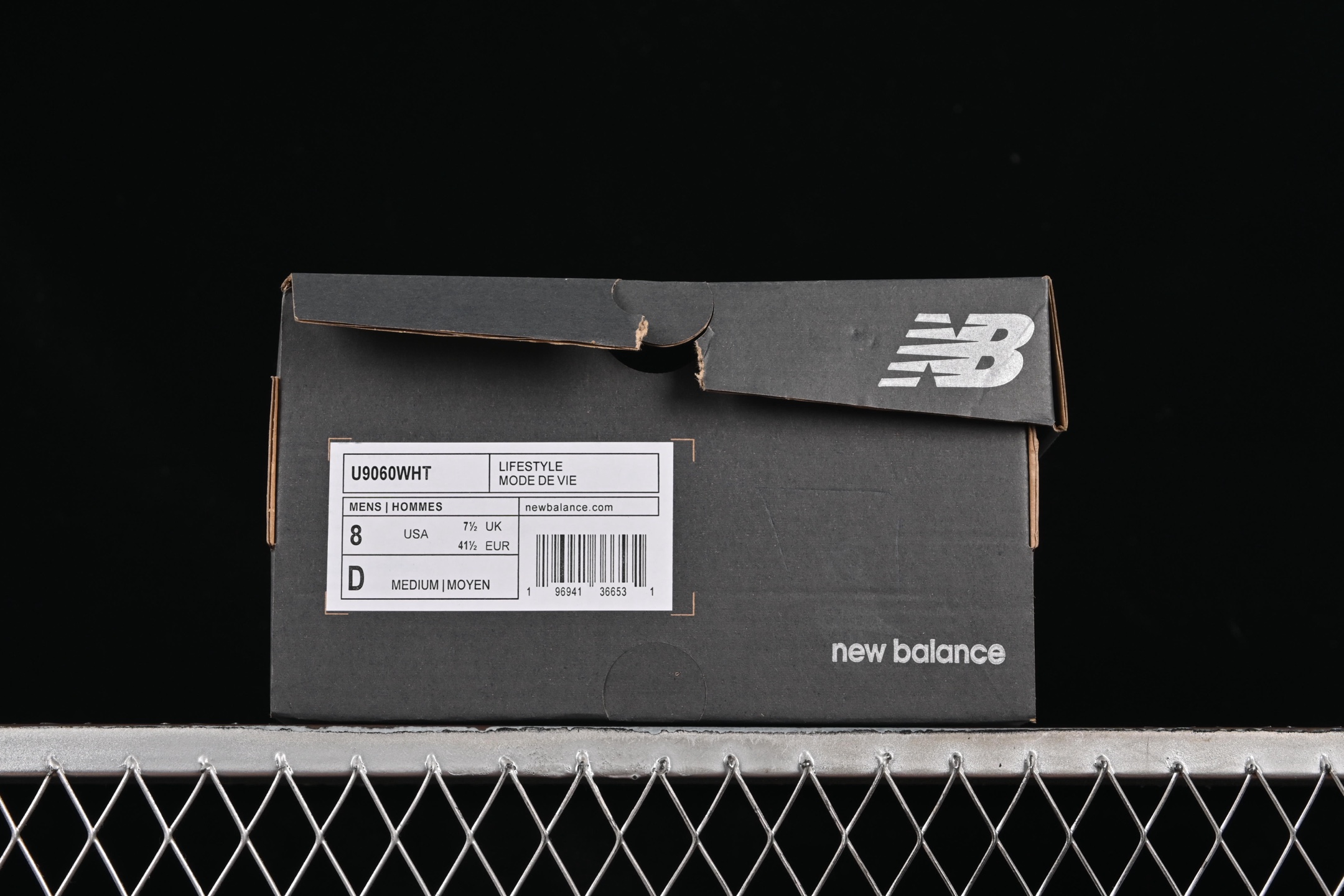 💰190纯原
 New Balance NB9060 复古休闲运动慢跑鞋 U9060WHT
#最强性价版 采用大面积网眼以及麂皮材质覆盖鞋身，还原经典气质。搭载ABZORB避震科技，由泡沫聚酯制成，上脚可以有效减少由鞋底反弹对身体及双腿的冲击力
尺码：36 37 37.5 38 38.5 39 40 40.5 41 42 42.5 43 44 44.5 45 46.5 F.C3