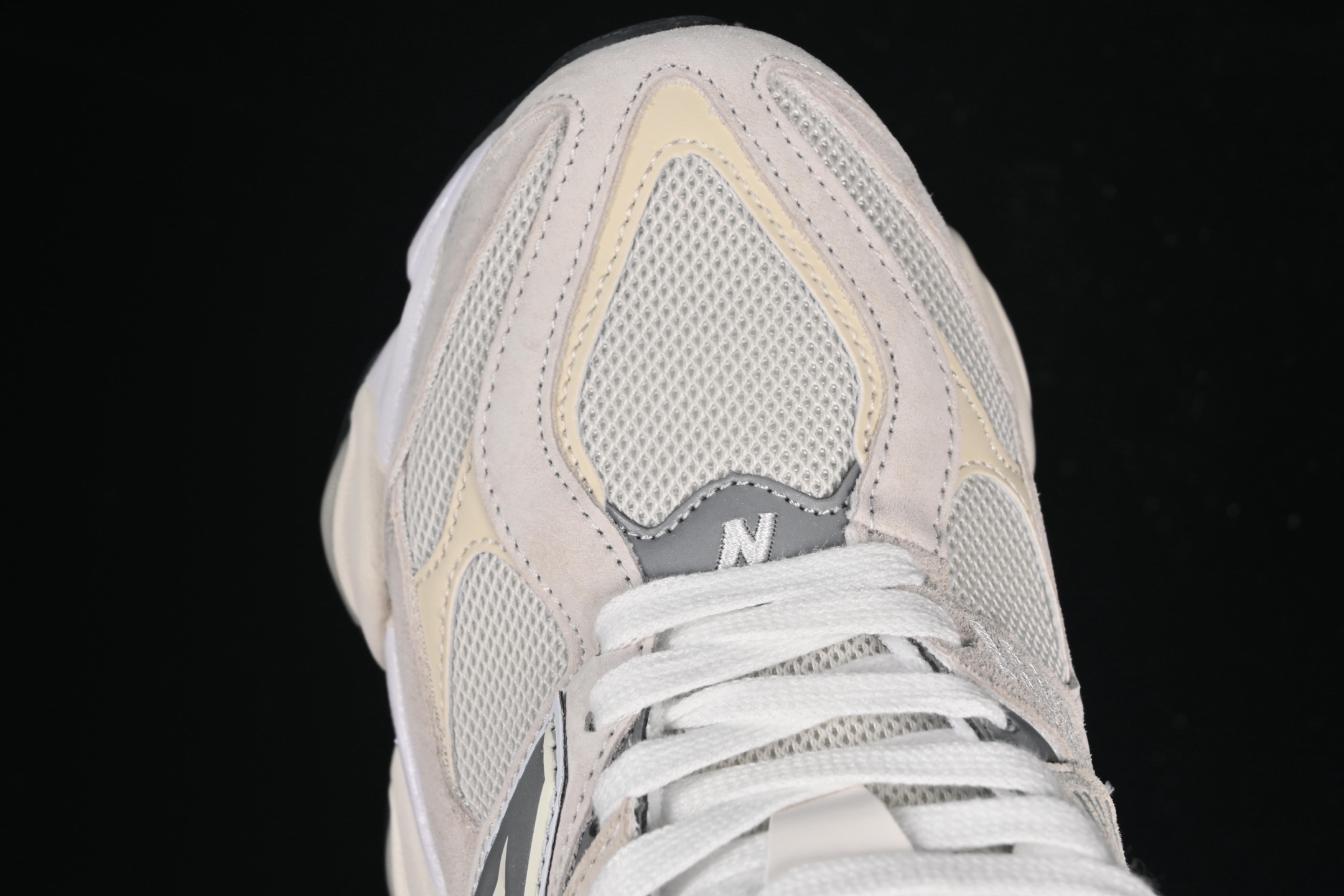 💰190纯原
 New Balance NB9060 复古休闲运动慢跑鞋 U9060WHT
#最强性价版 采用大面积网眼以及麂皮材质覆盖鞋身，还原经典气质。搭载ABZORB避震科技，由泡沫聚酯制成，上脚可以有效减少由鞋底反弹对身体及双腿的冲击力
尺码：36 37 37.5 38 38.5 39 40 40.5 41 42 42.5 43 44 44.5 45 46.5 F.C3