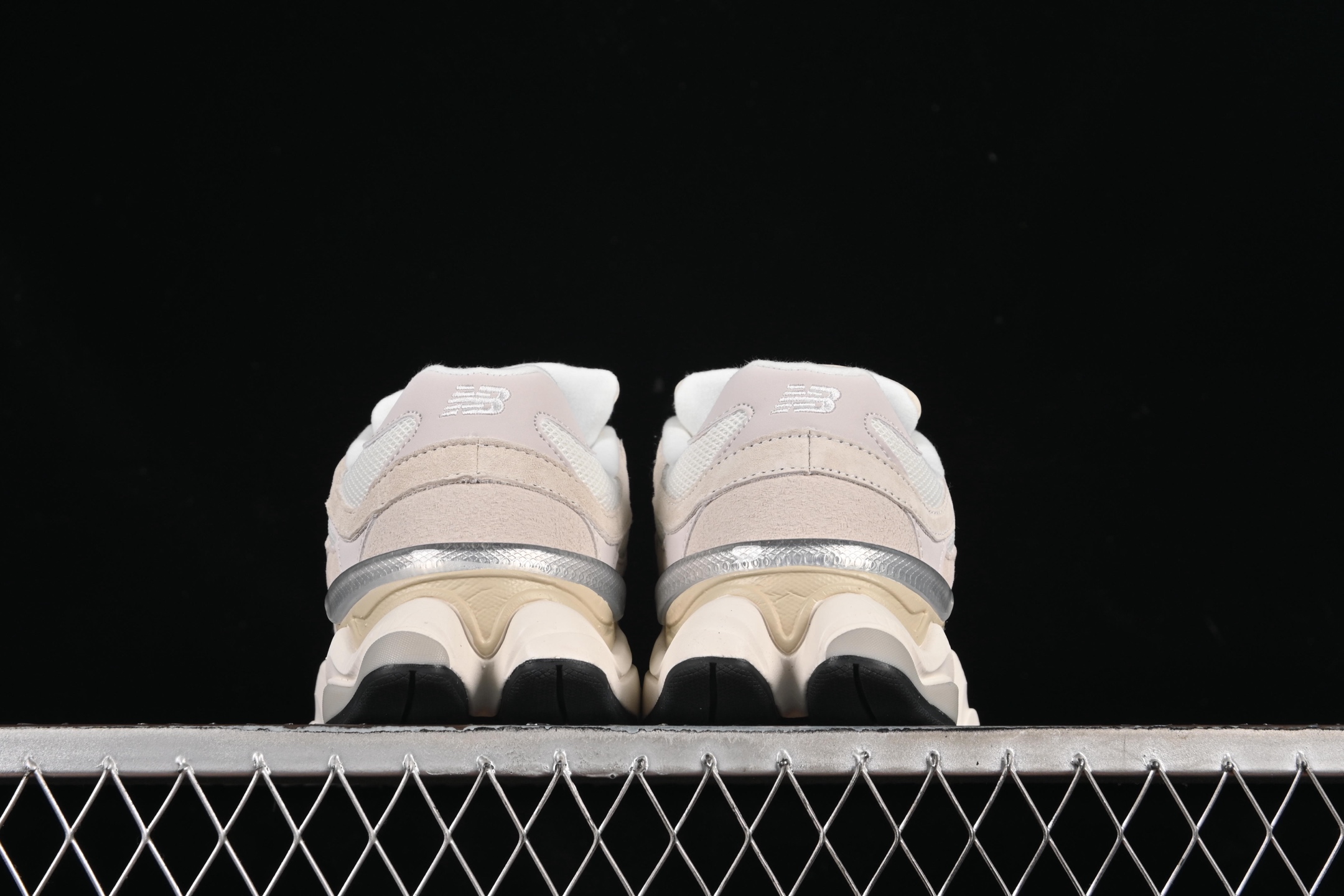 💰190纯原
 New Balance NB9060 复古休闲运动慢跑鞋 U9060WHT
#最强性价版 采用大面积网眼以及麂皮材质覆盖鞋身，还原经典气质。搭载ABZORB避震科技，由泡沫聚酯制成，上脚可以有效减少由鞋底反弹对身体及双腿的冲击力
尺码：36 37 37.5 38 38.5 39 40 40.5 41 42 42.5 43 44 44.5 45 46.5 F.C3