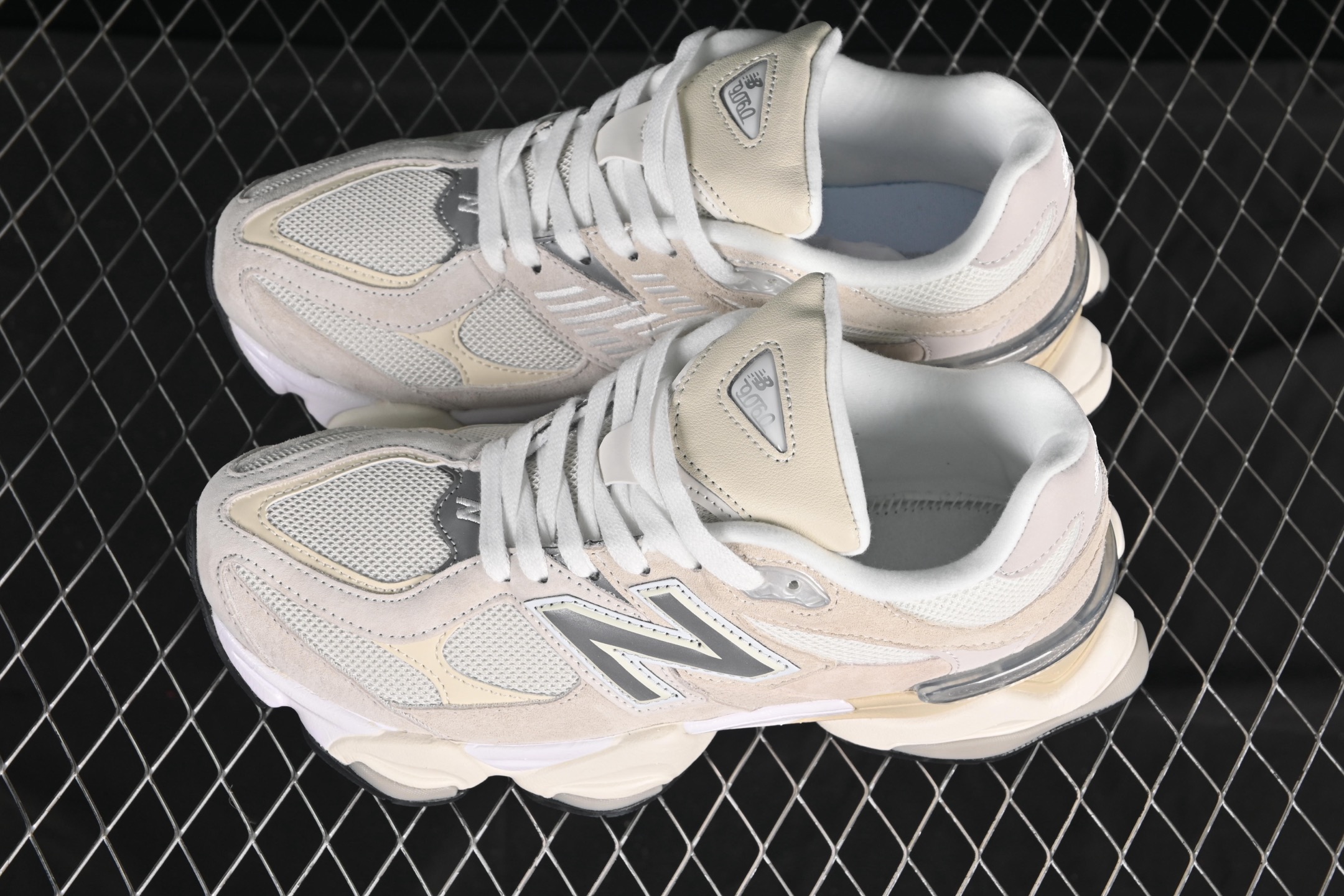 💰190纯原
 New Balance NB9060 复古休闲运动慢跑鞋 U9060WHT
#最强性价版 采用大面积网眼以及麂皮材质覆盖鞋身，还原经典气质。搭载ABZORB避震科技，由泡沫聚酯制成，上脚可以有效减少由鞋底反弹对身体及双腿的冲击力
尺码：36 37 37.5 38 38.5 39 40 40.5 41 42 42.5 43 44 44.5 45 46.5 F.C3