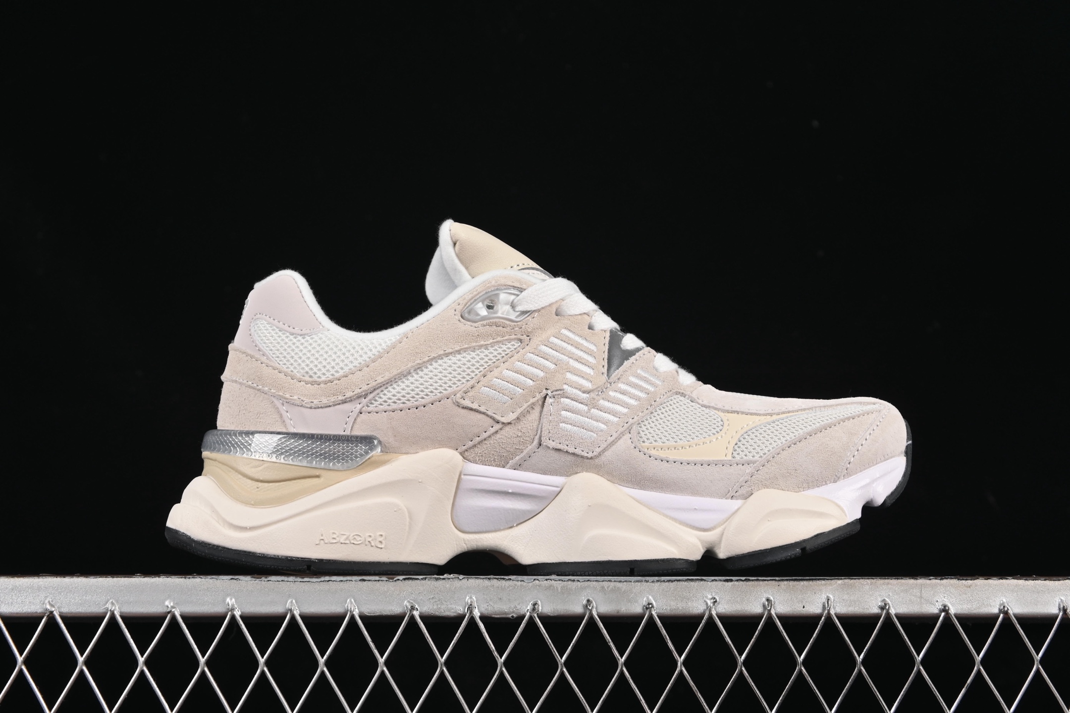 💰190纯原
 New Balance NB9060 复古休闲运动慢跑鞋 U9060WHT
#最强性价版 采用大面积网眼以及麂皮材质覆盖鞋身，还原经典气质。搭载ABZORB避震科技，由泡沫聚酯制成，上脚可以有效减少由鞋底反弹对身体及双腿的冲击力
尺码：36 37 37.5 38 38.5 39 40 40.5 41 42 42.5 43 44 44.5 45 46.5 F.C3