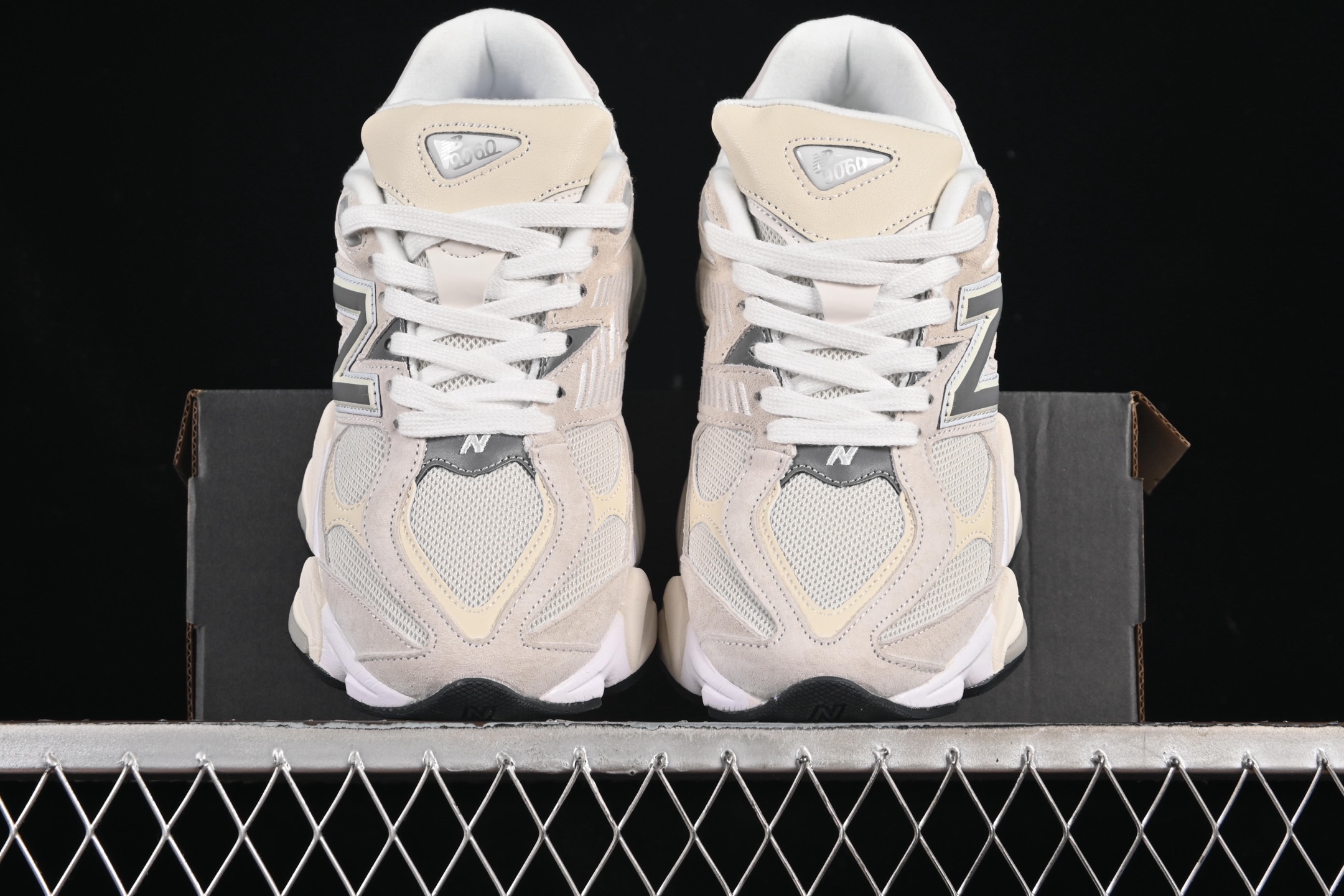 💰190纯原
 New Balance NB9060 复古休闲运动慢跑鞋 U9060WHT
#最强性价版 采用大面积网眼以及麂皮材质覆盖鞋身，还原经典气质。搭载ABZORB避震科技，由泡沫聚酯制成，上脚可以有效减少由鞋底反弹对身体及双腿的冲击力
尺码：36 37 37.5 38 38.5 39 40 40.5 41 42 42.5 43 44 44.5 45 46.5 F.C3