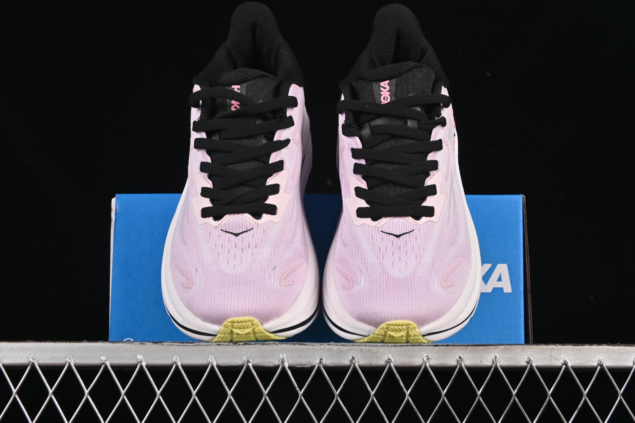 💰220纯原
HOKA ONE ONE CLIFTON 10 克里夫顿系列 轻盈透气的针织网面跑鞋 1162031 CTNS
#增强鞋面的强度和支撑性能 搭配柔软的鞋舌 让双脚在舒适包裹中跑的更加畅快 全新泡棉中底 柔软的同时增强回弹性能 为不同跑者提供更平稳流畅的脚感 带来全面的缓冲保护 根据人体工程学设计的延长拉襟 后跟处弹软的海绵填充舒适固定 避免掉跟和摩擦
尺码:36 36.5 37 38 38.5 39 40 40.5 41 G.D4