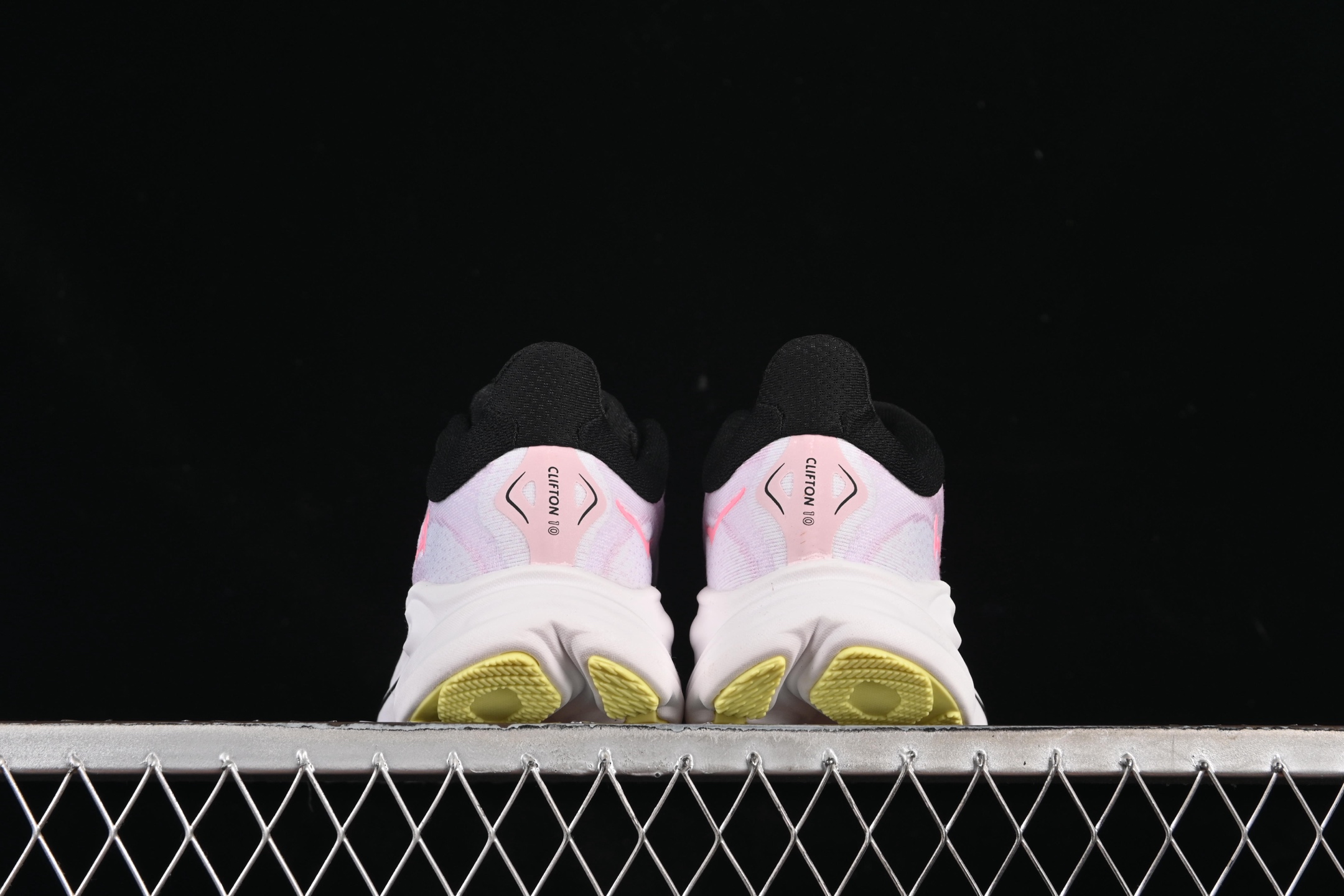 💰220纯原
HOKA ONE ONE CLIFTON 10 克里夫顿系列 轻盈透气的针织网面跑鞋 1162031 CTNS
#增强鞋面的强度和支撑性能 搭配柔软的鞋舌 让双脚在舒适包裹中跑的更加畅快 全新泡棉中底 柔软的同时增强回弹性能 为不同跑者提供更平稳流畅的脚感 带来全面的缓冲保护 根据人体工程学设计的延长拉襟 后跟处弹软的海绵填充舒适固定 避免掉跟和摩擦
尺码:36 36.5 37 38 38.5 39 40 40.5 41 G.D4