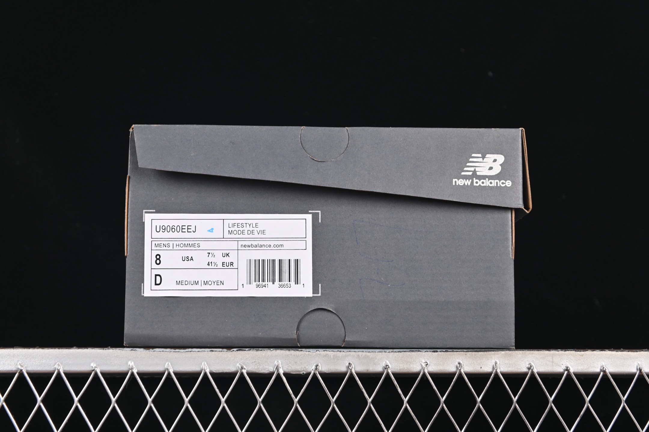💰240纯原
 New Balance NB9060系列 复古休闲运动慢跑鞋 U9060EEJ
#鞋款灵感源自设计师本人对夏日的怀日回忆。鞋面大身由空间双格及磨砂鞋面拼接而生，配以柔和、温暖的粉橘色调，夏日氛围拉满
#采用大面积网眼以及麂皮材质覆盖鞋身，还原经典气质。搭载ABZORB避震科技，由泡沫聚酯制成，上脚可以有效减少由鞋底反弹对身体及双腿的冲击力
尺码：36 37 37.5 38 38.5 39 40 40.5 41 42 42.5 43 44 45 7+C3
