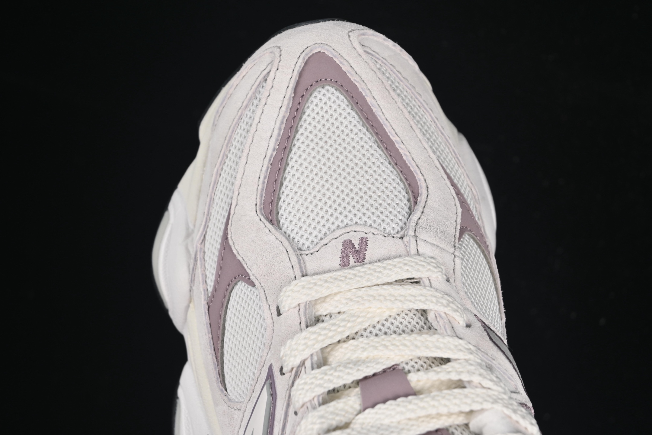 💰240纯原
 New Balance NB9060系列 复古休闲运动慢跑鞋 U9060EEJ
#鞋款灵感源自设计师本人对夏日的怀日回忆。鞋面大身由空间双格及磨砂鞋面拼接而生，配以柔和、温暖的粉橘色调，夏日氛围拉满
#采用大面积网眼以及麂皮材质覆盖鞋身，还原经典气质。搭载ABZORB避震科技，由泡沫聚酯制成，上脚可以有效减少由鞋底反弹对身体及双腿的冲击力
尺码：36 37 37.5 38 38.5 39 40 40.5 41 42 42.5 43 44 45 7+C3