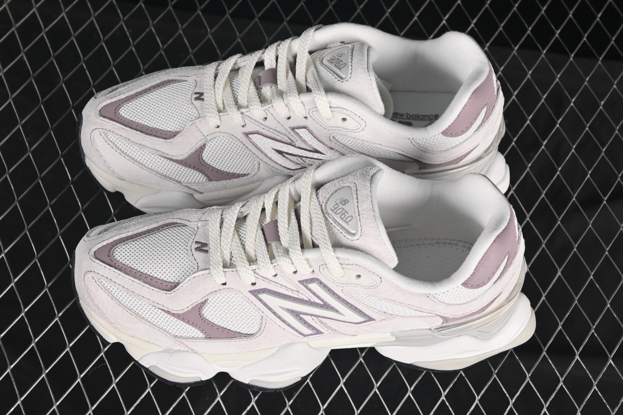 💰240纯原
 New Balance NB9060系列 复古休闲运动慢跑鞋 U9060EEJ
#鞋款灵感源自设计师本人对夏日的怀日回忆。鞋面大身由空间双格及磨砂鞋面拼接而生，配以柔和、温暖的粉橘色调，夏日氛围拉满
#采用大面积网眼以及麂皮材质覆盖鞋身，还原经典气质。搭载ABZORB避震科技，由泡沫聚酯制成，上脚可以有效减少由鞋底反弹对身体及双腿的冲击力
尺码：36 37 37.5 38 38.5 39 40 40.5 41 42 42.5 43 44 45 7+C3