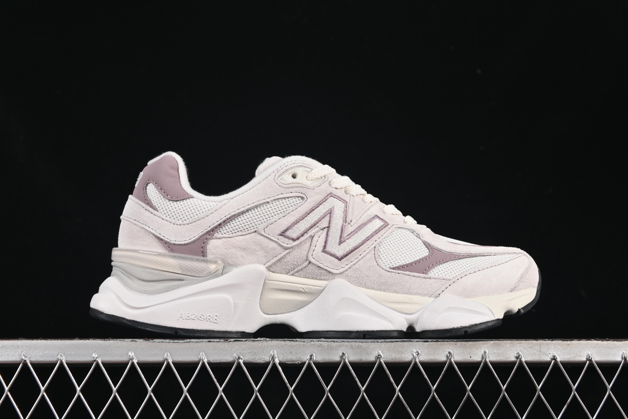 💰240纯原
 New Balance NB9060系列 复古休闲运动慢跑鞋 U9060EEJ
#鞋款灵感源自设计师本人对夏日的怀日回忆。鞋面大身由空间双格及磨砂鞋面拼接而生，配以柔和、温暖的粉橘色调，夏日氛围拉满
#采用大面积网眼以及麂皮材质覆盖鞋身，还原经典气质。搭载ABZORB避震科技，由泡沫聚酯制成，上脚可以有效减少由鞋底反弹对身体及双腿的冲击力
尺码：36 37 37.5 38 38.5 39 40 40.5 41 42 42.5 43 44 45 7+C3