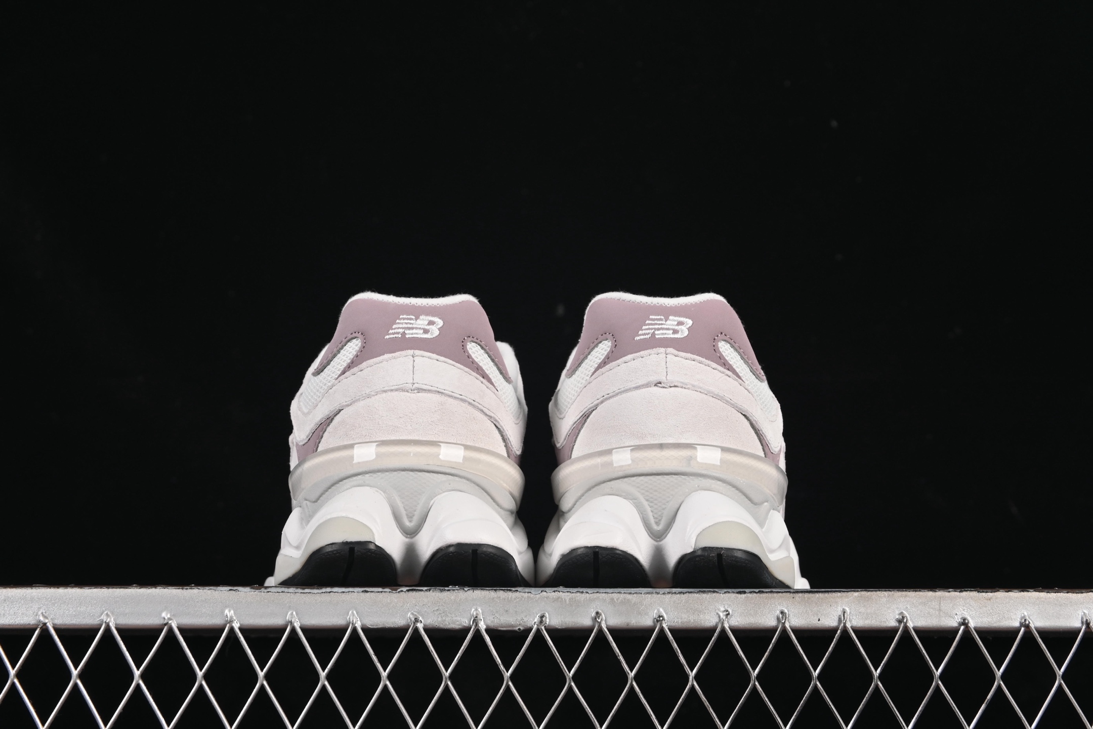 💰240纯原
 New Balance NB9060系列 复古休闲运动慢跑鞋 U9060EEJ
#鞋款灵感源自设计师本人对夏日的怀日回忆。鞋面大身由空间双格及磨砂鞋面拼接而生，配以柔和、温暖的粉橘色调，夏日氛围拉满
#采用大面积网眼以及麂皮材质覆盖鞋身，还原经典气质。搭载ABZORB避震科技，由泡沫聚酯制成，上脚可以有效减少由鞋底反弹对身体及双腿的冲击力
尺码：36 37 37.5 38 38.5 39 40 40.5 41 42 42.5 43 44 45 7+C3
