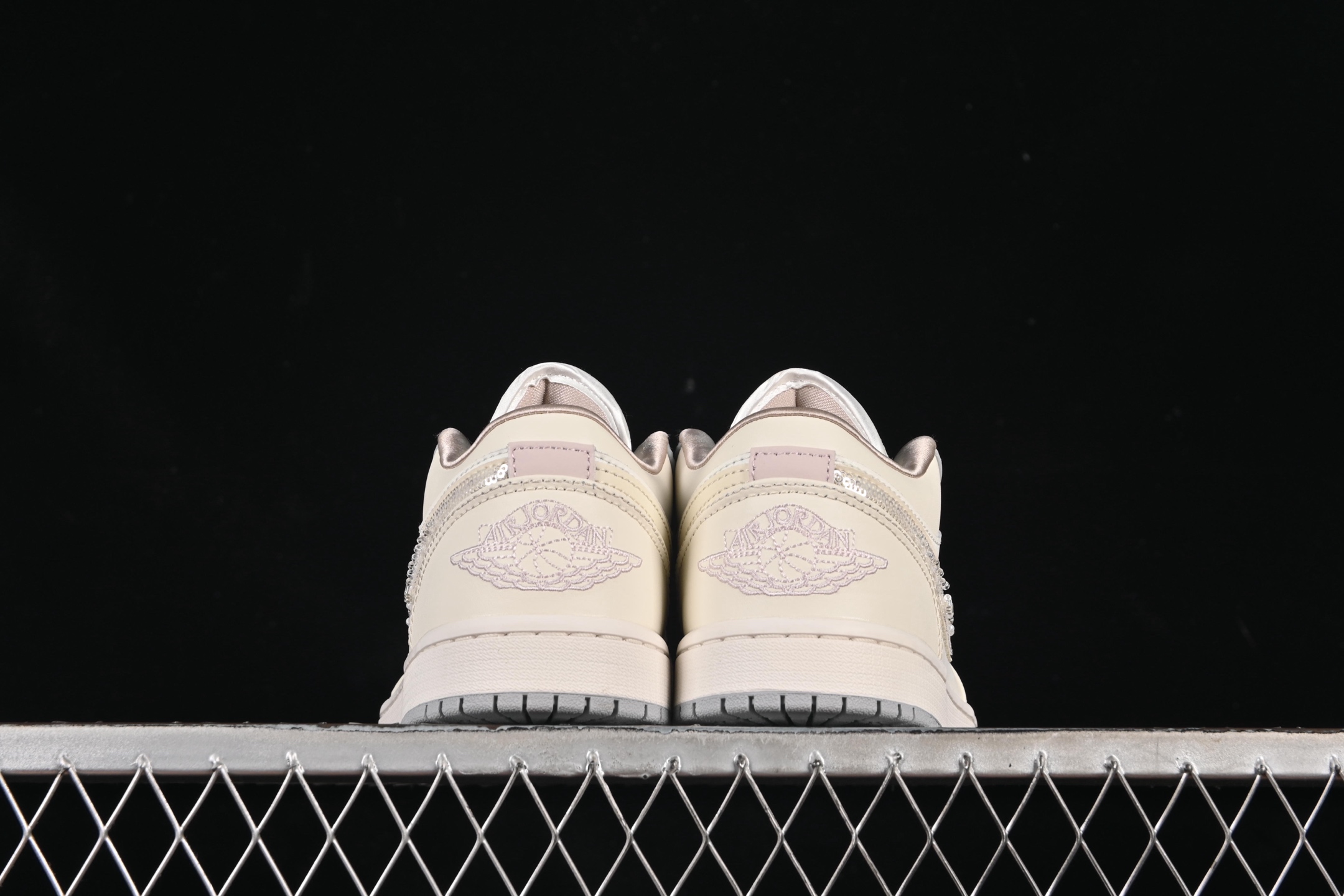 💰240纯原💰280顶级
Air Jordan 1 Low AJ1 乔1闪钻白裂纹 低帮文化休闲板鞋 IH7323-100
#市售最高品质 原鞋开发 大厂代工流水线打造 公司货既视感 细节随意对比
尺码:35.5 36 36.5 37.5 38 38.5 39 40 40.5 41 42 42.5 43 44 44.5 45 46 H8D4