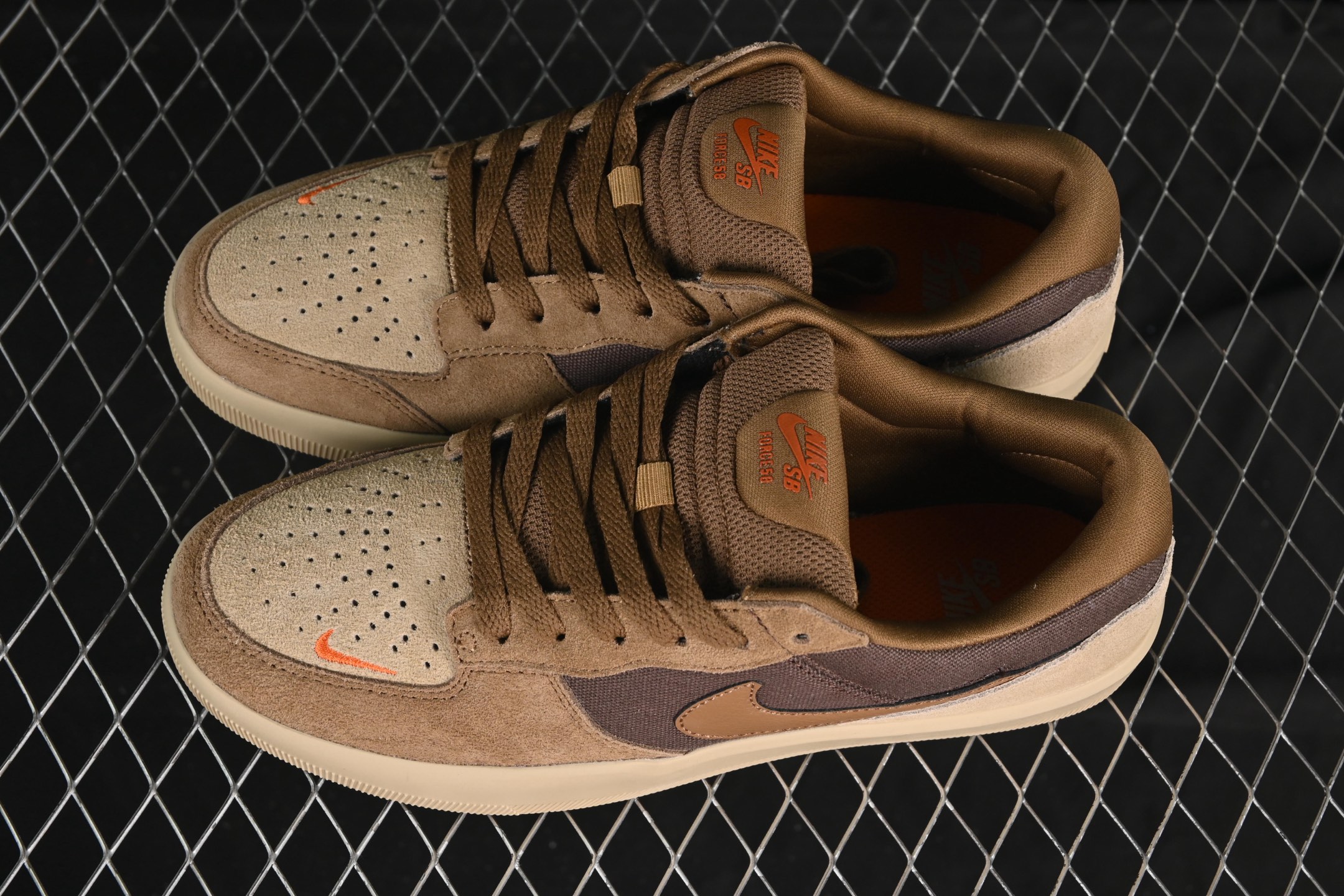 💰200纯原
 Nike SB Force 58 耐克简版复古滑板鞋 DV5477-201
尺码：35.5 36 36.5 37.5 38 38.5 39 40 40.5 41 42 42.5 43 44 44.5 45 AJD4