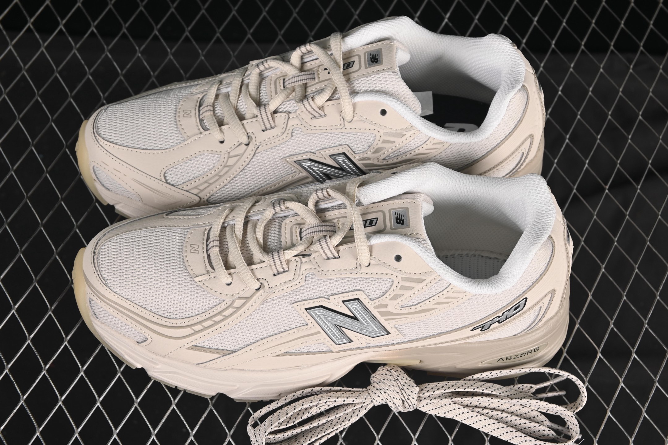 💰180公司级💰220纯原
 New Balance 740系列复古老爹风休闲运动慢跑鞋 U740LN1
#原盒 原吊牌 组合大底 1:1制作
尺码：36 37 37.5 38 38.5 39 40 40.5 41 42 42.5 43 44 45 9.C3