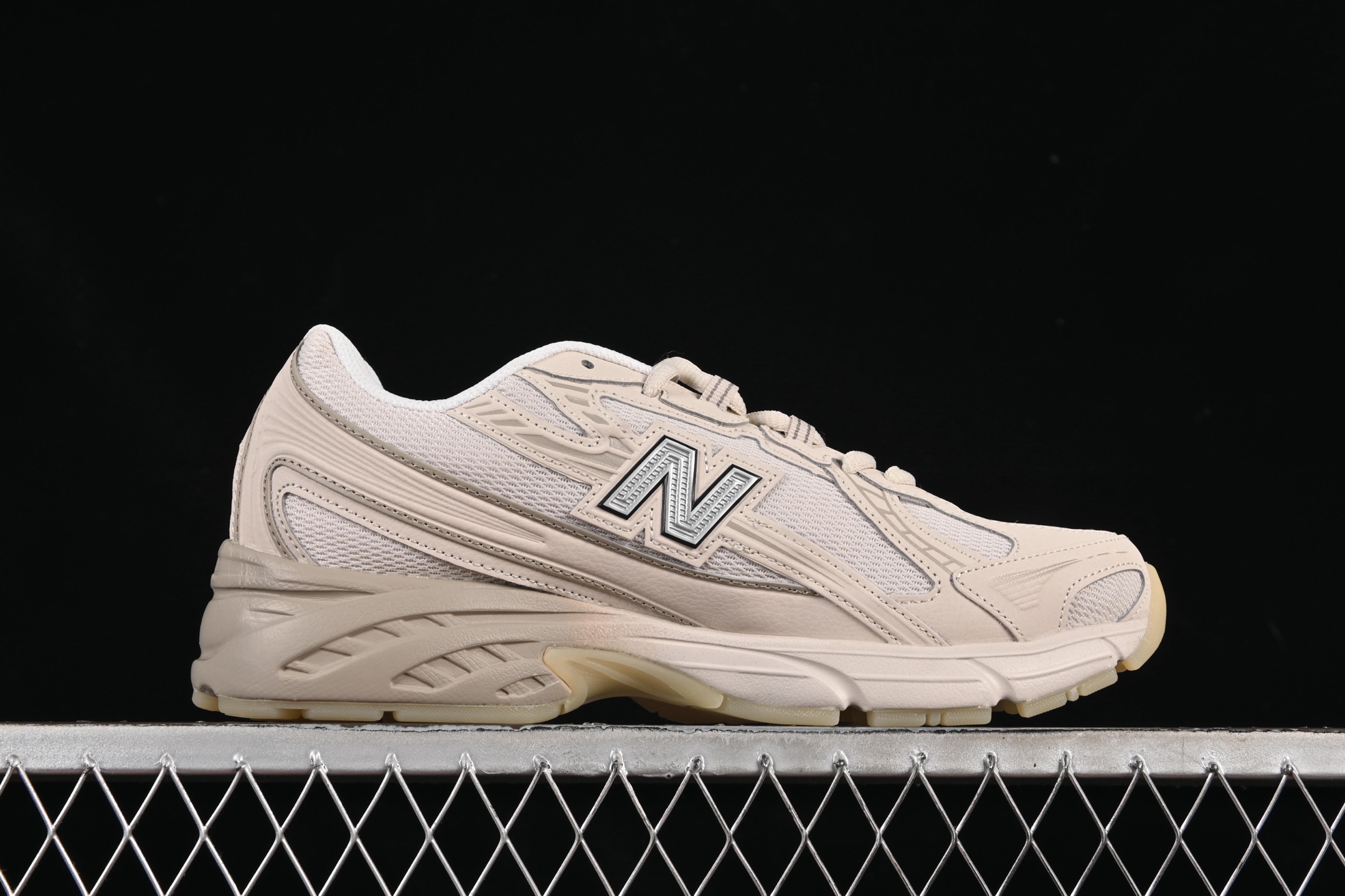 💰180公司级💰220纯原
 New Balance 740系列复古老爹风休闲运动慢跑鞋 U740LN1
#原盒 原吊牌 组合大底 1:1制作
尺码：36 37 37.5 38 38.5 39 40 40.5 41 42 42.5 43 44 45 9.C3