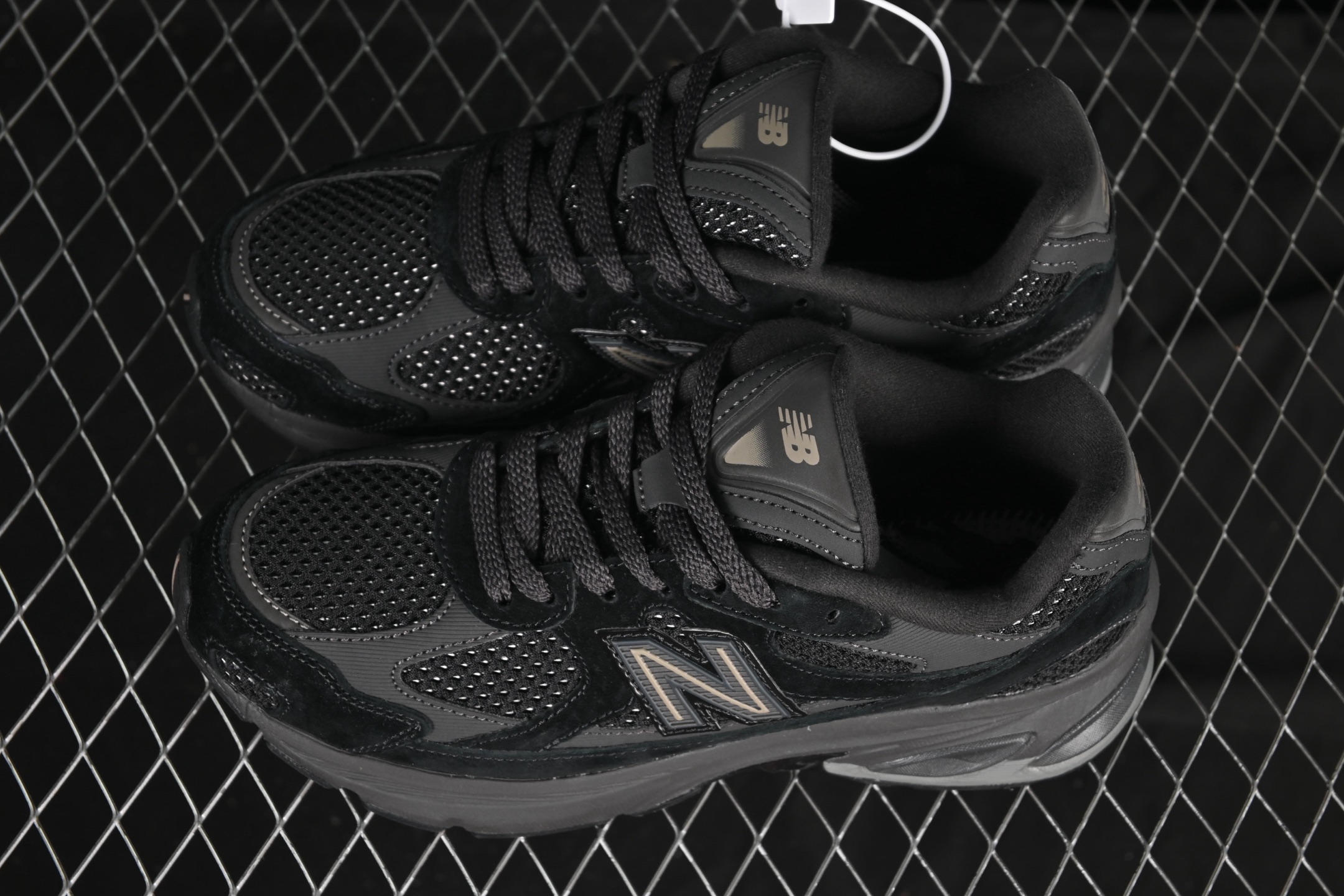 💰260纯原 New Balance 2010系列 复古休闲跑步鞋 U2010TTB
#鞋面的柔软麂皮搭配尼龙网布，特别透气而且还复古感，不管是搭配牛仔裤还工装裤都是百搭！
尺码：36 37 37.5 38 38.5 39 40 40.5 41 42 42.5 43 44 44.5 45 46.5 3.D4