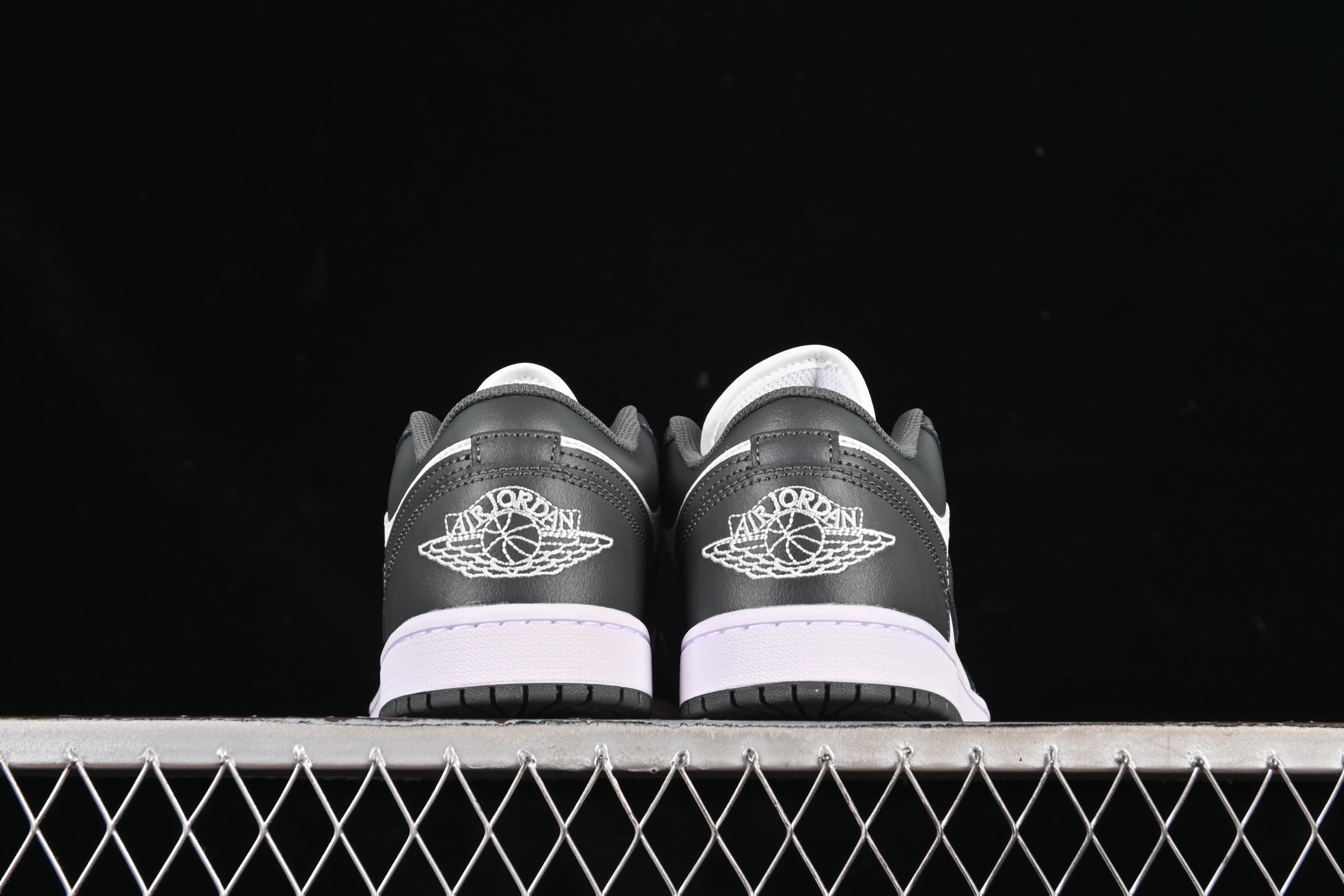 💰240纯原💰280顶级
Air Jordan 1 Low AJ1 乔1白灰配色 低帮文化休闲板鞋 553558-044
#市售最高品质 原鞋开发 大厂代工流水线打造 公司货既视感 细节随意对比
尺码：40 40.5 41 42 42.5 43 44 44.5 45 46 H8D4