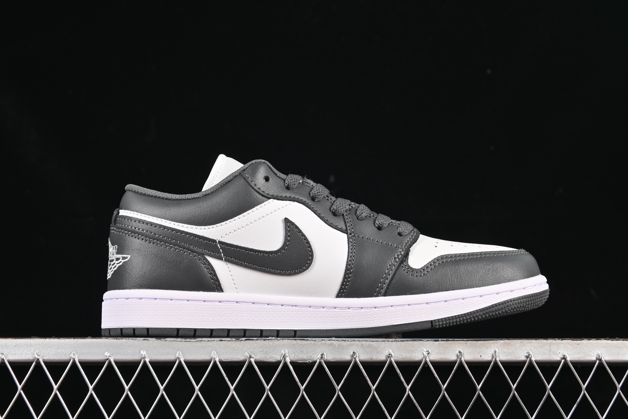 💰240纯原💰280顶级
Air Jordan 1 Low AJ1 乔1白灰配色 低帮文化休闲板鞋 553558-044
#市售最高品质 原鞋开发 大厂代工流水线打造 公司货既视感 细节随意对比
尺码：40 40.5 41 42 42.5 43 44 44.5 45 46 H8D4