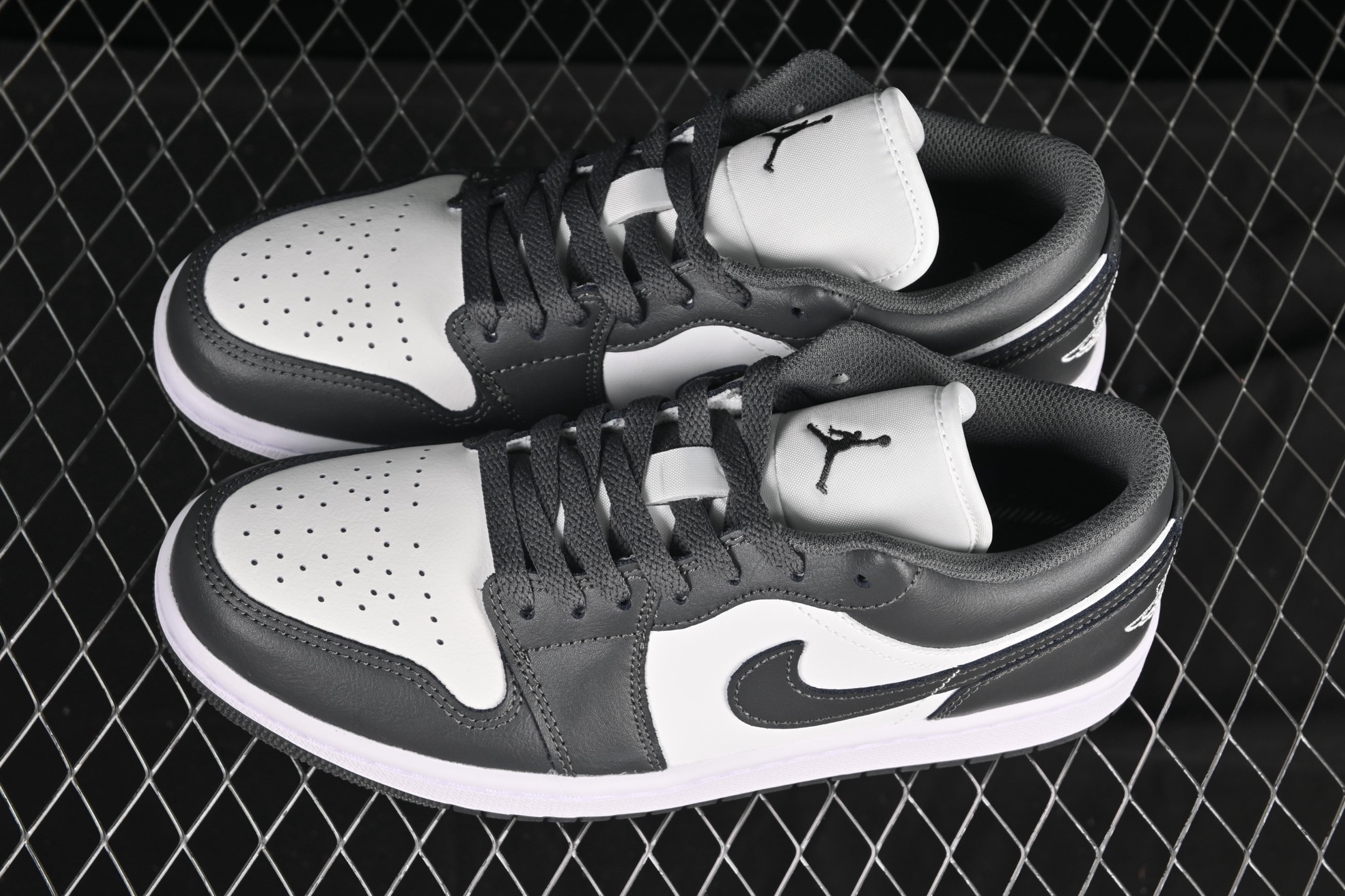 💰240纯原💰280顶级
Air Jordan 1 Low AJ1 乔1白灰配色 低帮文化休闲板鞋 553558-044
#市售最高品质 原鞋开发 大厂代工流水线打造 公司货既视感 细节随意对比
尺码：40 40.5 41 42 42.5 43 44 44.5 45 46 H8D4