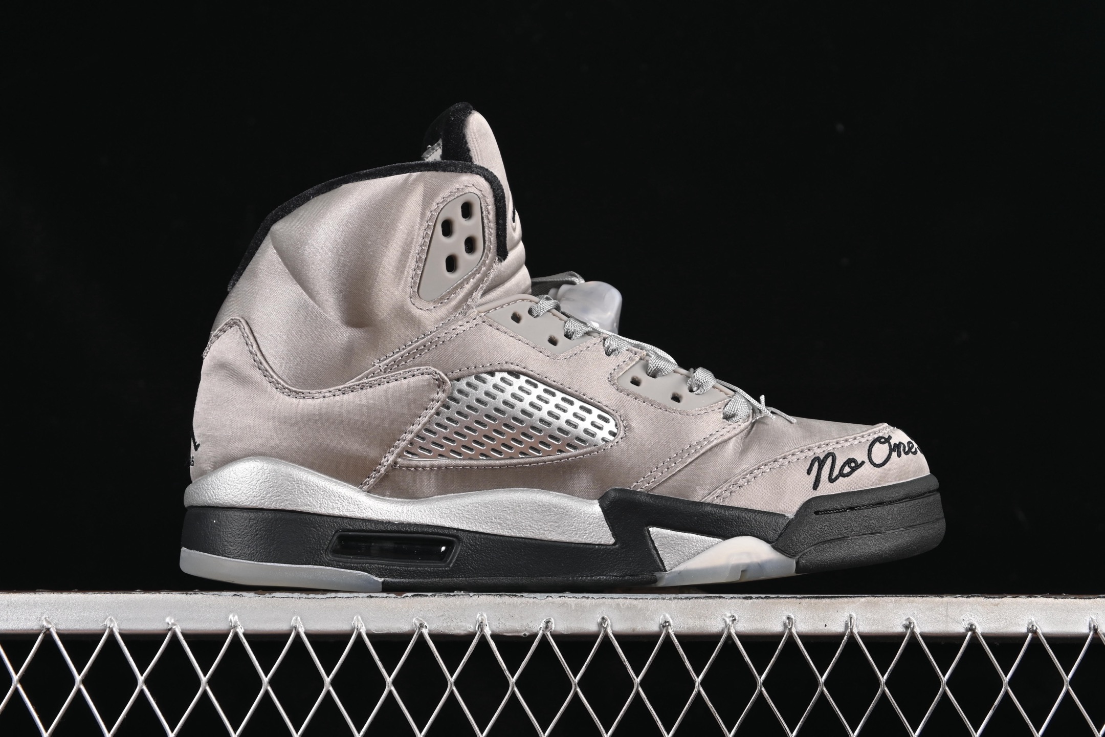 💰380纯原
 Air Jordan 5 Retro "Wings" AJ5 乔5银丝绸 IO2038-001
#鞋身通体采用缎面材质覆盖，配色方面以液态银为主色调呈现，独特的光泽营造出极强的未来感！
尺码：36 36.5 37.5 38 38.5 39 40 40.5 41 42 42.5 43 44 44.5 45 46 47.5 48.5 LTD4