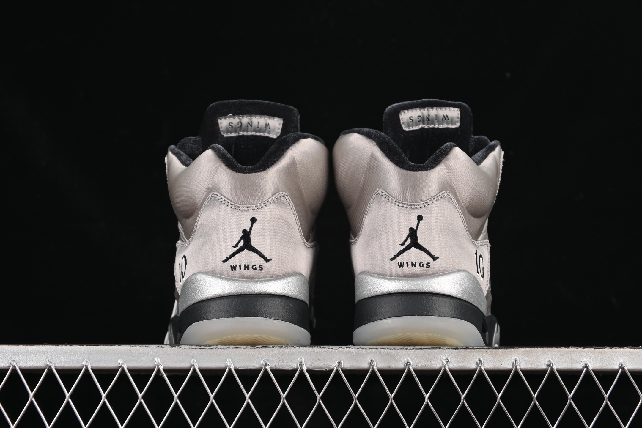 💰380纯原
 Air Jordan 5 Retro "Wings" AJ5 乔5银丝绸 IO2038-001
#鞋身通体采用缎面材质覆盖，配色方面以液态银为主色调呈现，独特的光泽营造出极强的未来感！
尺码：36 36.5 37.5 38 38.5 39 40 40.5 41 42 42.5 43 44 44.5 45 46 47.5 48.5 LTD4