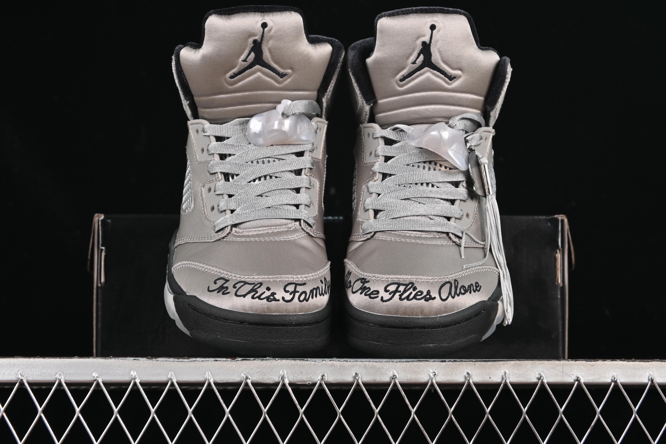 💰380纯原
 Air Jordan 5 Retro "Wings" AJ5 乔5银丝绸 IO2038-001
#鞋身通体采用缎面材质覆盖，配色方面以液态银为主色调呈现，独特的光泽营造出极强的未来感！
尺码：36 36.5 37.5 38 38.5 39 40 40.5 41 42 42.5 43 44 44.5 45 46 47.5 48.5 LTD4