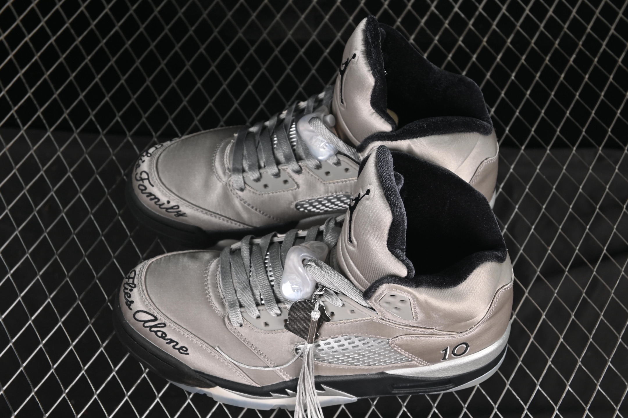 💰380纯原
 Air Jordan 5 Retro "Wings" AJ5 乔5银丝绸 IO2038-001
#鞋身通体采用缎面材质覆盖，配色方面以液态银为主色调呈现，独特的光泽营造出极强的未来感！
尺码：36 36.5 37.5 38 38.5 39 40 40.5 41 42 42.5 43 44 44.5 45 46 47.5 48.5 LTD4