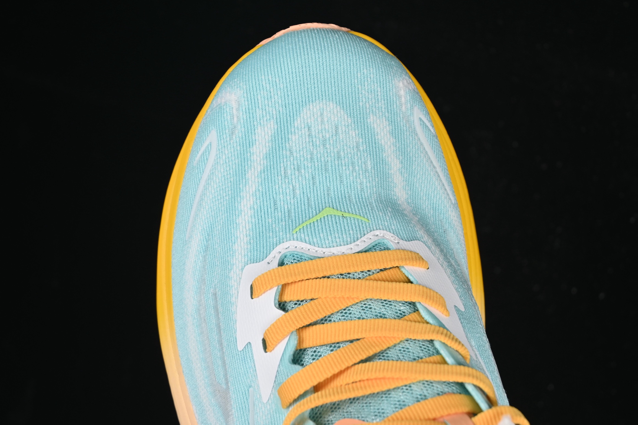 💰220纯原
HOKA ONE ONE CLIFTON 10 克里夫顿系列 轻盈透气的针织网面跑鞋 1162030 BPRK
#增强鞋面的强度和支撑性能 搭配柔软的鞋舌 让双脚在舒适包裹中跑的更加畅快 全新泡棉中底 柔软的同时增强回弹性能 为不同跑者提供更平稳流畅的脚感 带来全面的缓冲保护 根据人体工程学设计的延长拉襟 后跟处弹软的海绵填充舒适固定 避免掉跟和摩擦
尺码:36 36.5 37 38 38.5 39 40 40.5 41 42 42.5 43 44 45 G.D4