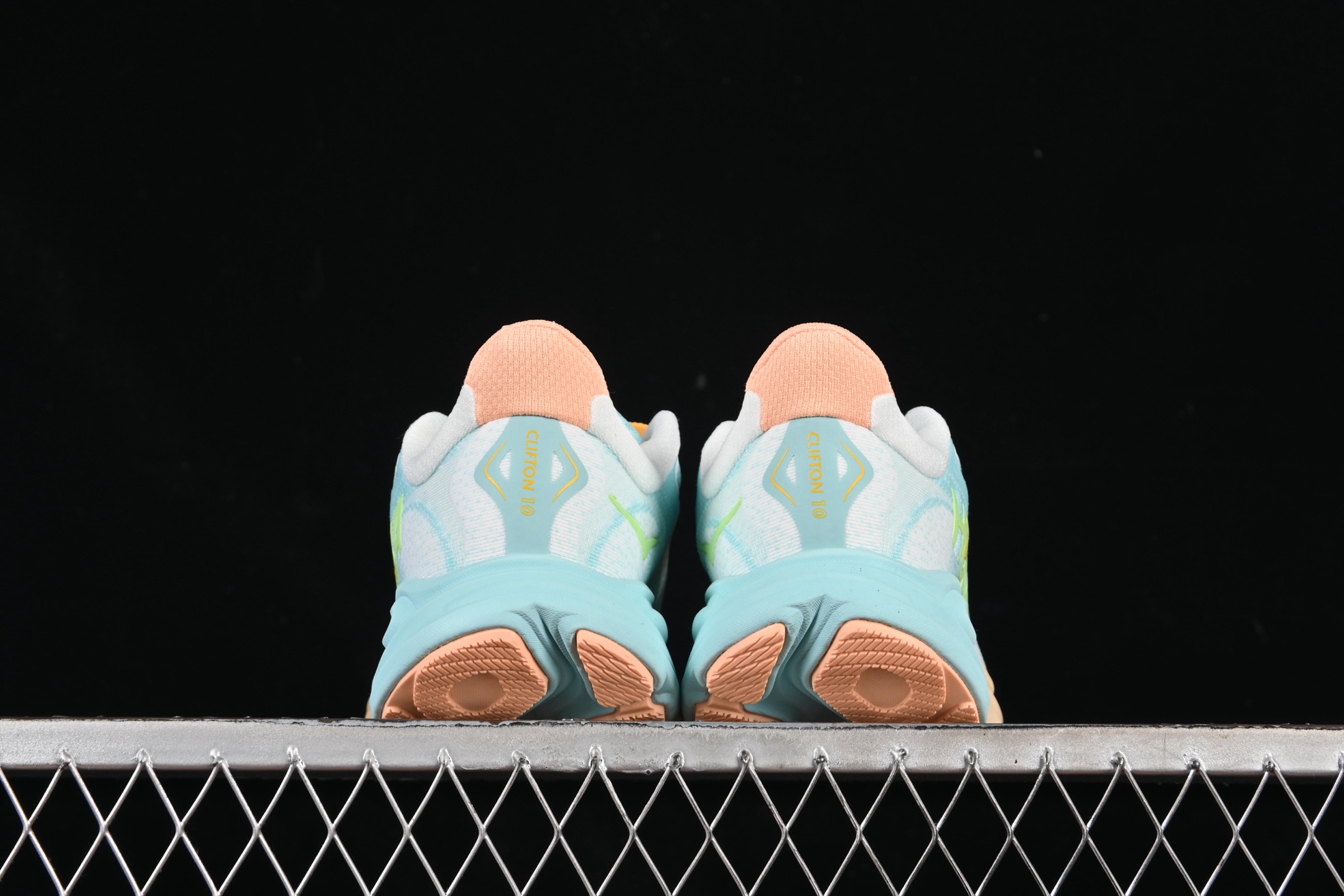 💰220纯原
HOKA ONE ONE CLIFTON 10 克里夫顿系列 轻盈透气的针织网面跑鞋 1162030 BPRK
#增强鞋面的强度和支撑性能 搭配柔软的鞋舌 让双脚在舒适包裹中跑的更加畅快 全新泡棉中底 柔软的同时增强回弹性能 为不同跑者提供更平稳流畅的脚感 带来全面的缓冲保护 根据人体工程学设计的延长拉襟 后跟处弹软的海绵填充舒适固定 避免掉跟和摩擦
尺码:36 36.5 37 38 38.5 39 40 40.5 41 42 42.5 43 44 45 G.D4