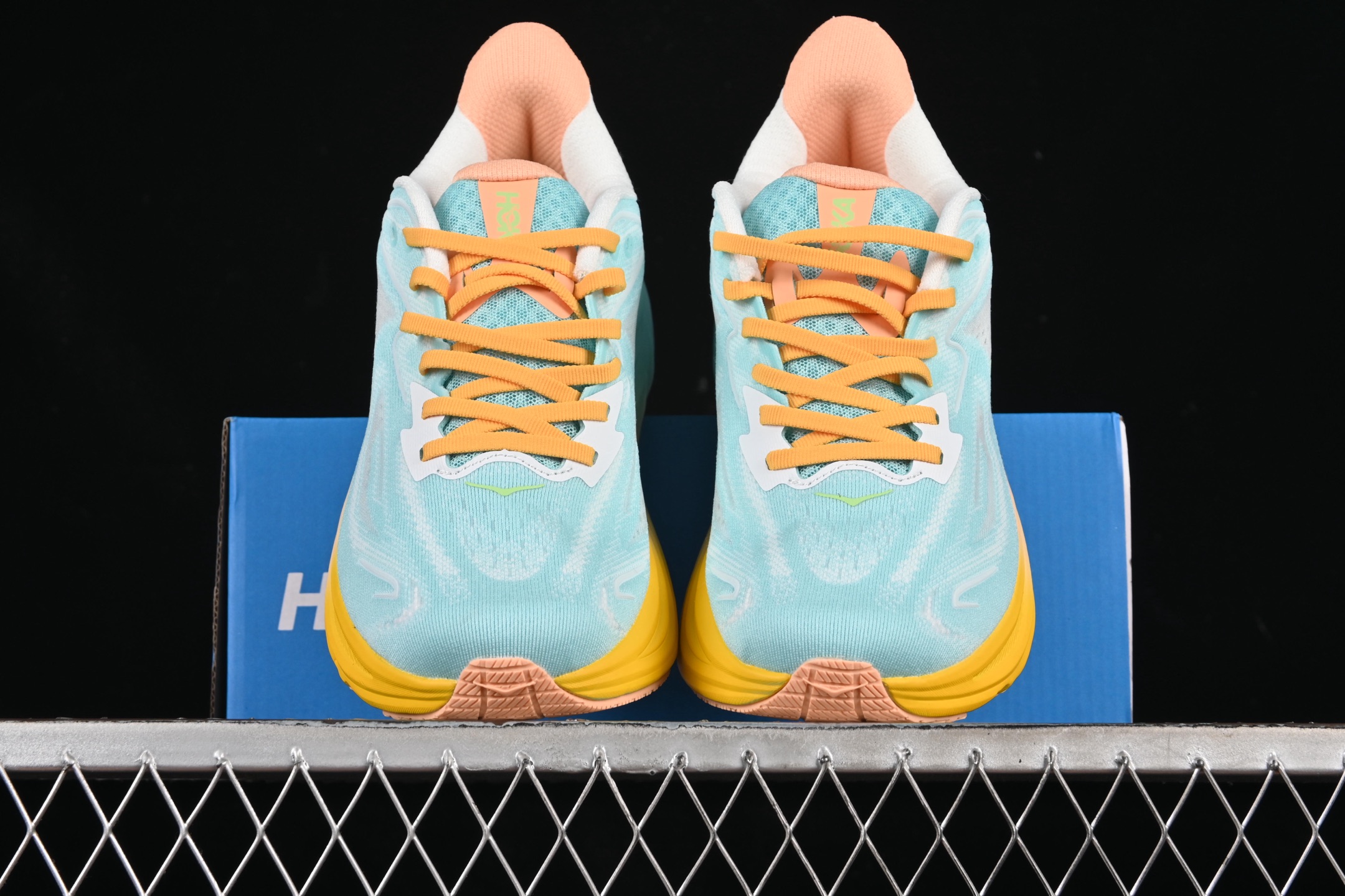 💰220纯原
HOKA ONE ONE CLIFTON 10 克里夫顿系列 轻盈透气的针织网面跑鞋 1162030 BPRK
#增强鞋面的强度和支撑性能 搭配柔软的鞋舌 让双脚在舒适包裹中跑的更加畅快 全新泡棉中底 柔软的同时增强回弹性能 为不同跑者提供更平稳流畅的脚感 带来全面的缓冲保护 根据人体工程学设计的延长拉襟 后跟处弹软的海绵填充舒适固定 避免掉跟和摩擦
尺码:36 36.5 37 38 38.5 39 40 40.5 41 42 42.5 43 44 45 G.D4