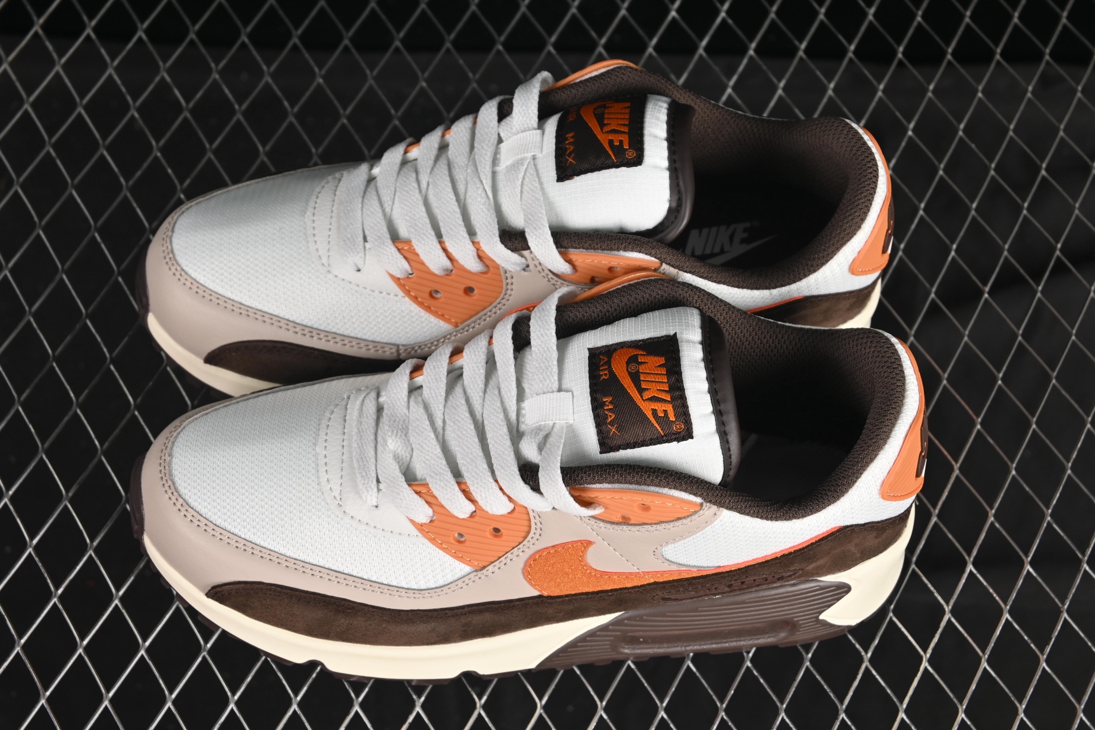 💰220纯原
Nike Air Max 90 耐克复古气垫跑鞋 IB7467-029
尺码：36 36.5 37.5 38 38.5 39 40 40.5 41 42 42.5 43 44 44.5 45 46 B.C3
