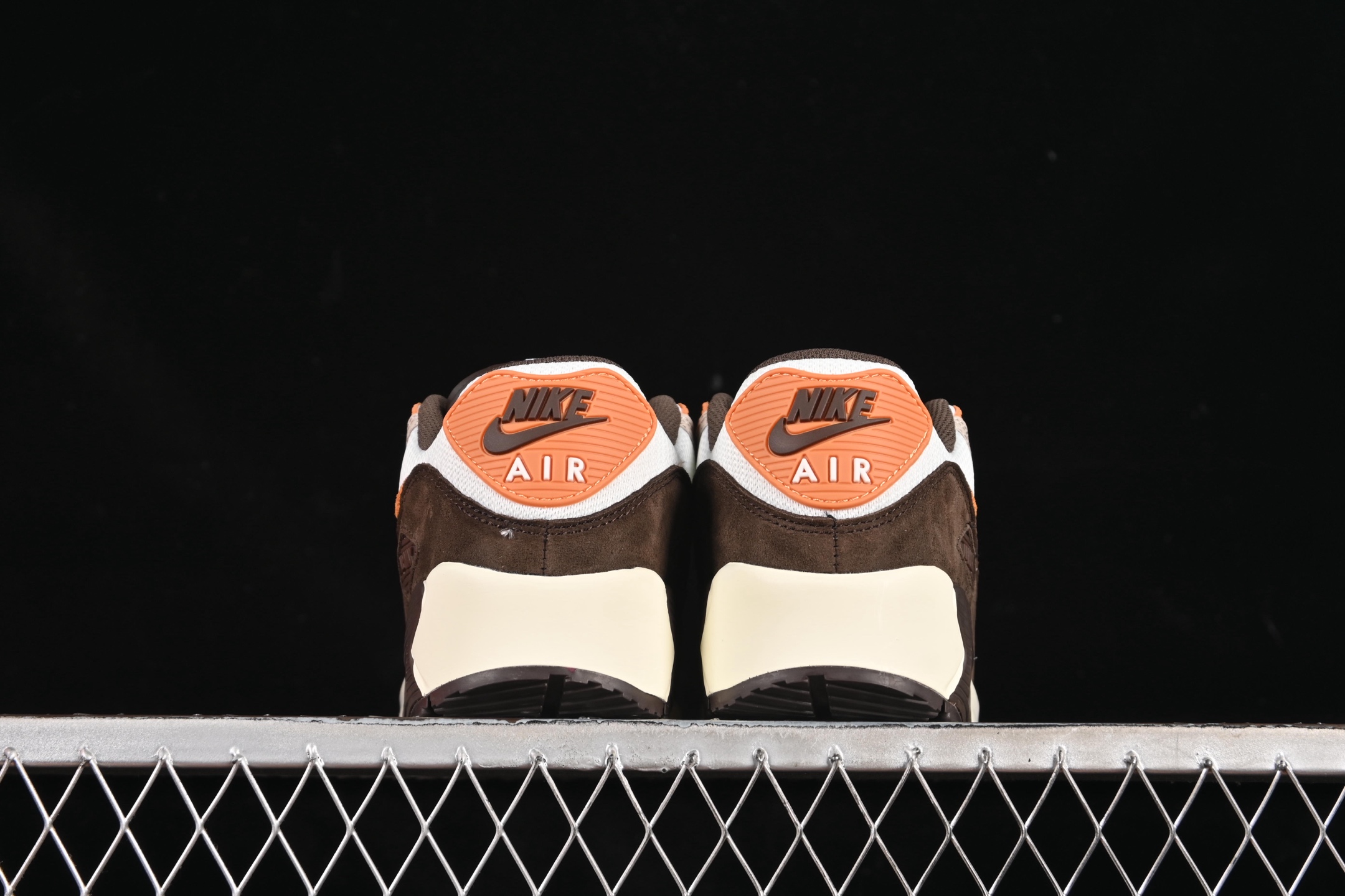💰220纯原
Nike Air Max 90 耐克复古气垫跑鞋 IB7467-029
尺码：36 36.5 37.5 38 38.5 39 40 40.5 41 42 42.5 43 44 44.5 45 46 B.C3