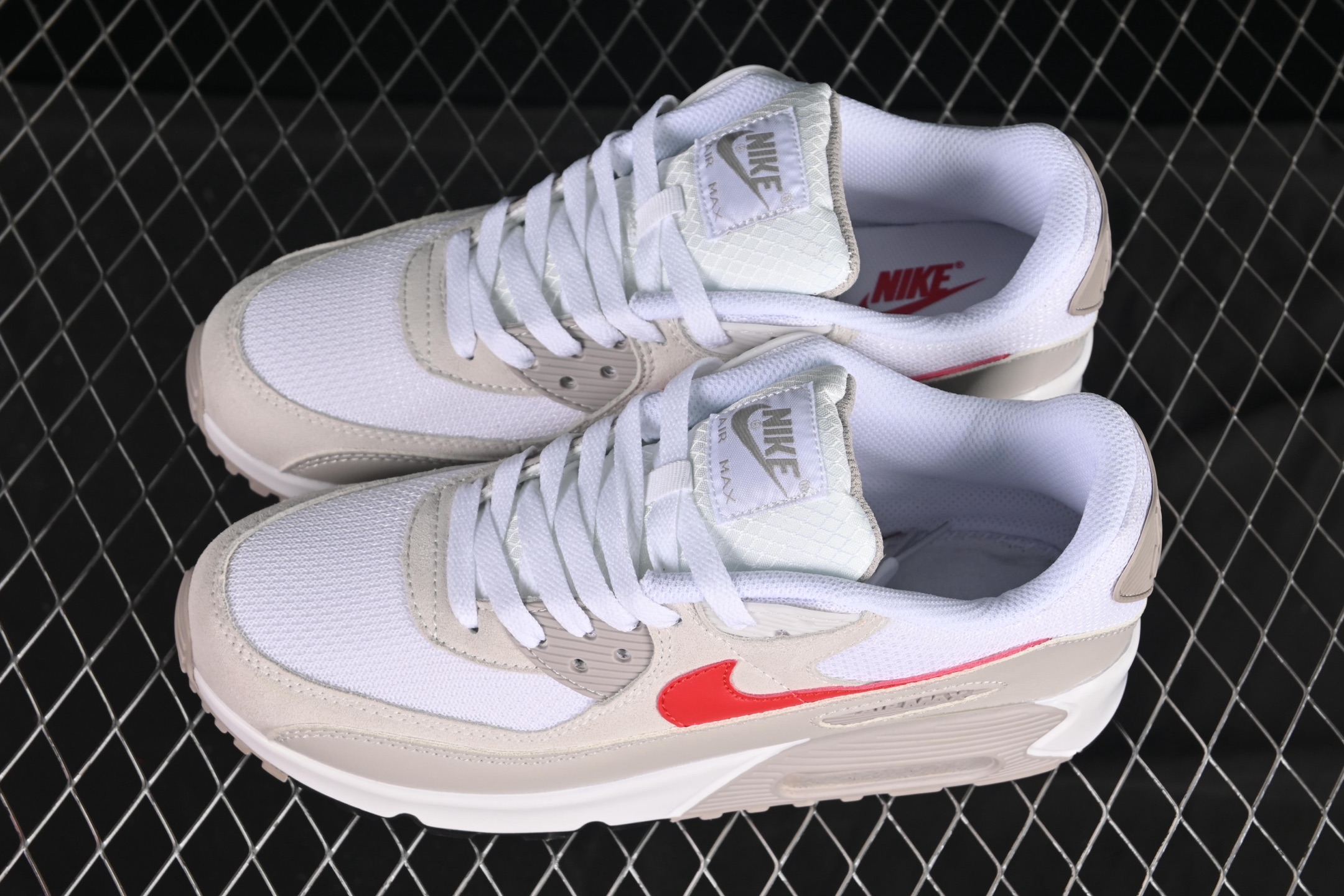💰220纯原
 Nike Air Max 90 耐克复古气垫跑鞋 DM0029-113
尺码：36 36.5 37.5 38 38.5 39 40 40.5 41 42 42.5 43 44 44.5 45 46 B.C3