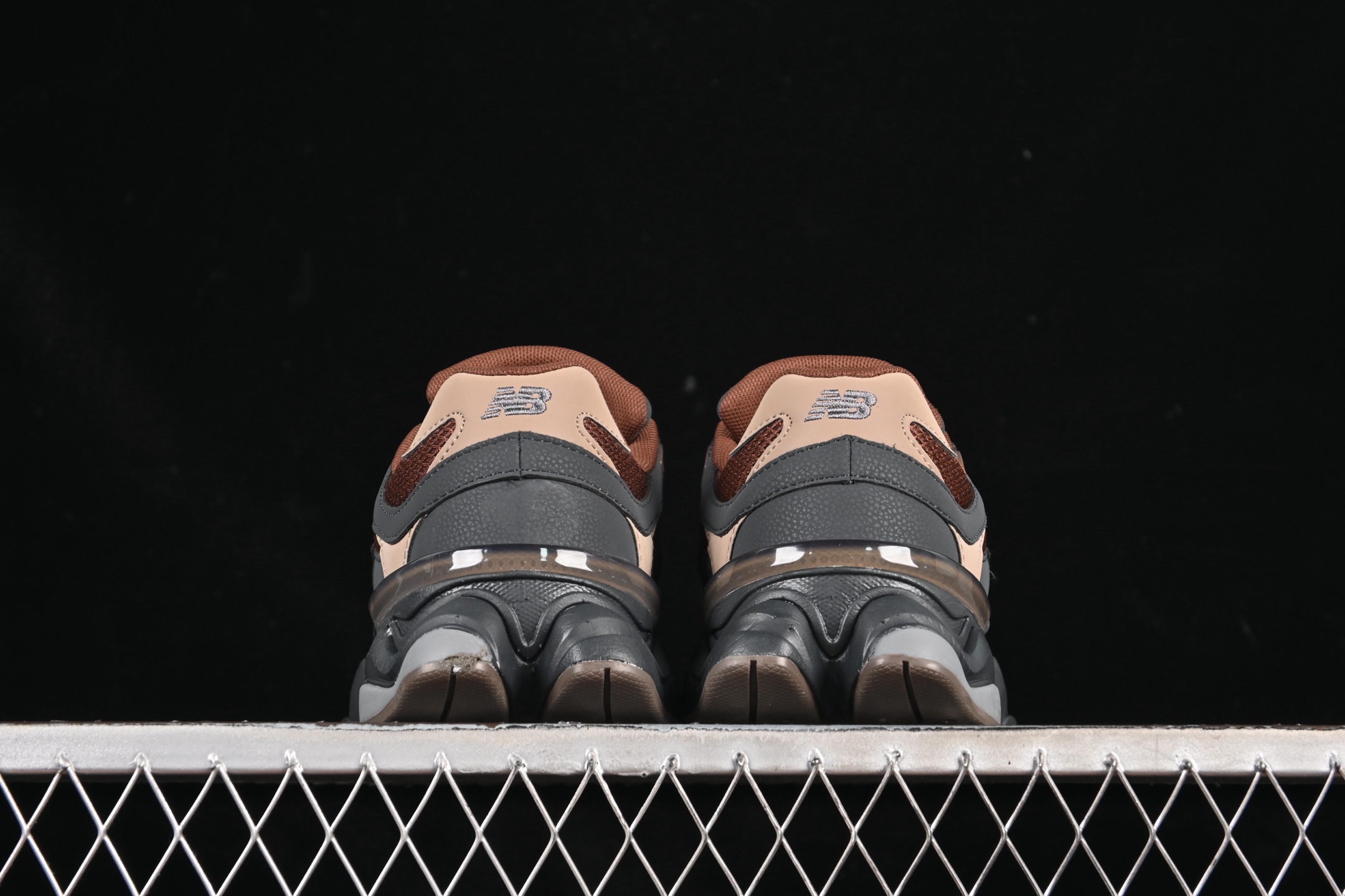 💰190纯原
 New Balance NB9060 复古休闲运动慢跑鞋 U9060RFB
#最强性价版 采用大面积网眼以及麂皮材质覆盖鞋身，还原经典气质。搭载ABZORB避震科技，由泡沫聚酯制成，上脚可以有效减少由鞋底反弹对身体及双腿的冲击力
尺码：36 37 37.5 38 38.5 39 40 40.5 41 42 42.5 43 44 44.5 45 46.5 F.C3