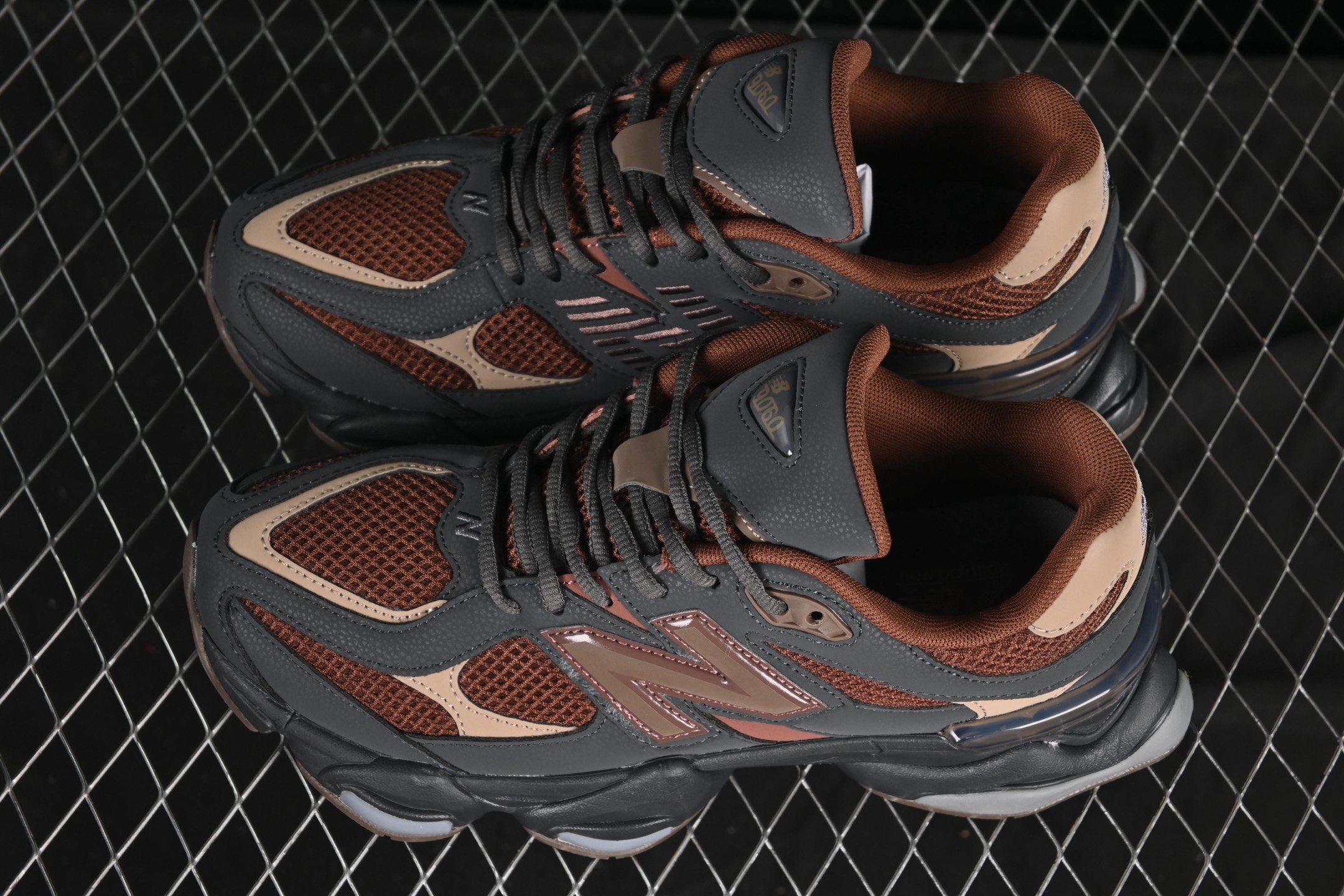 💰190纯原
 New Balance NB9060 复古休闲运动慢跑鞋 U9060RFB
#最强性价版 采用大面积网眼以及麂皮材质覆盖鞋身，还原经典气质。搭载ABZORB避震科技，由泡沫聚酯制成，上脚可以有效减少由鞋底反弹对身体及双腿的冲击力
尺码：36 37 37.5 38 38.5 39 40 40.5 41 42 42.5 43 44 44.5 45 46.5 F.C3