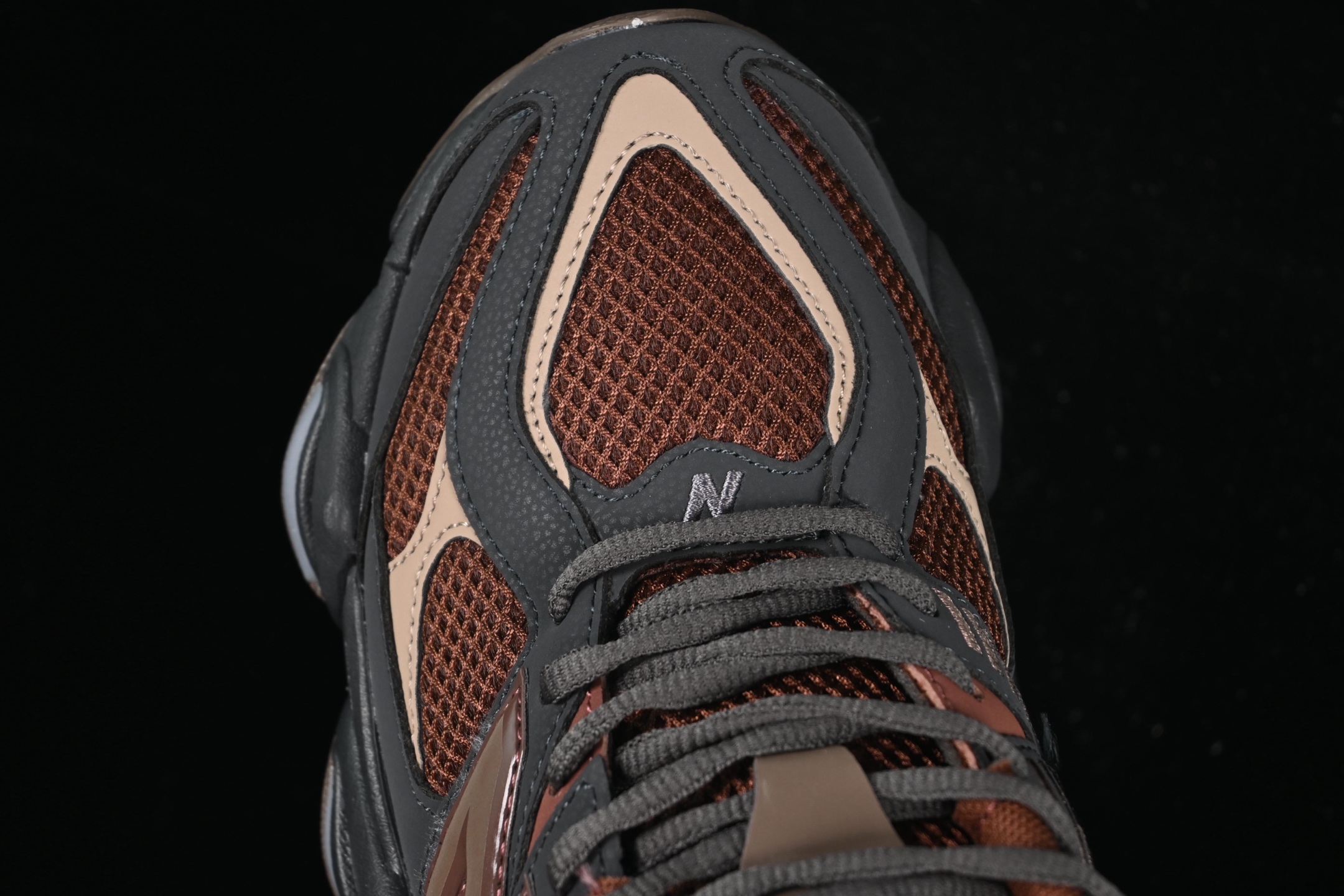 💰190纯原
 New Balance NB9060 复古休闲运动慢跑鞋 U9060RFB
#最强性价版 采用大面积网眼以及麂皮材质覆盖鞋身，还原经典气质。搭载ABZORB避震科技，由泡沫聚酯制成，上脚可以有效减少由鞋底反弹对身体及双腿的冲击力
尺码：36 37 37.5 38 38.5 39 40 40.5 41 42 42.5 43 44 44.5 45 46.5 F.C3