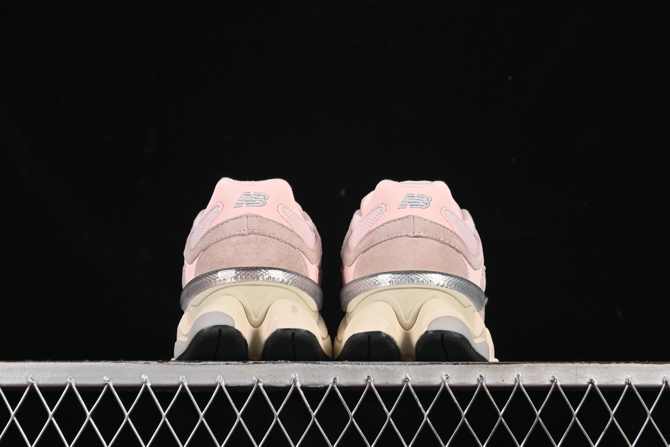 💰190纯原
 New Balance NB9060 复古休闲运动慢跑鞋 U9060CSP
#最强性价版 采用大面积网眼以及麂皮材质覆盖鞋身，还原经典气质。搭载ABZORB避震科技，由泡沫聚酯制成，上脚可以有效减少由鞋底反弹对身体及双腿的冲击力
尺码：36 37 37.5 38 38.5 39 40 40.5 41.5 F.C3