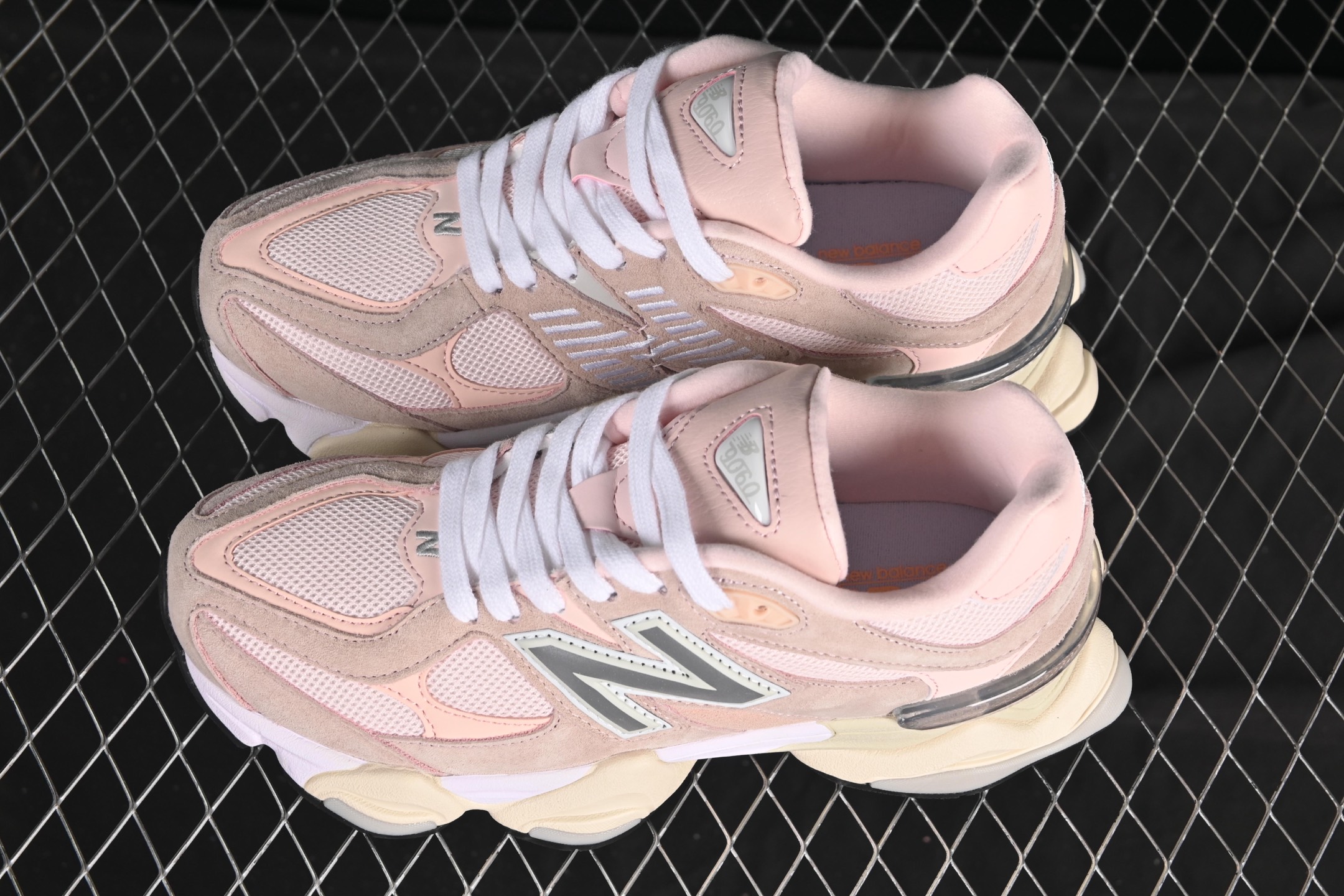 💰190纯原
 New Balance NB9060 复古休闲运动慢跑鞋 U9060CSP
#最强性价版 采用大面积网眼以及麂皮材质覆盖鞋身，还原经典气质。搭载ABZORB避震科技，由泡沫聚酯制成，上脚可以有效减少由鞋底反弹对身体及双腿的冲击力
尺码：36 37 37.5 38 38.5 39 40 40.5 41.5 F.C3