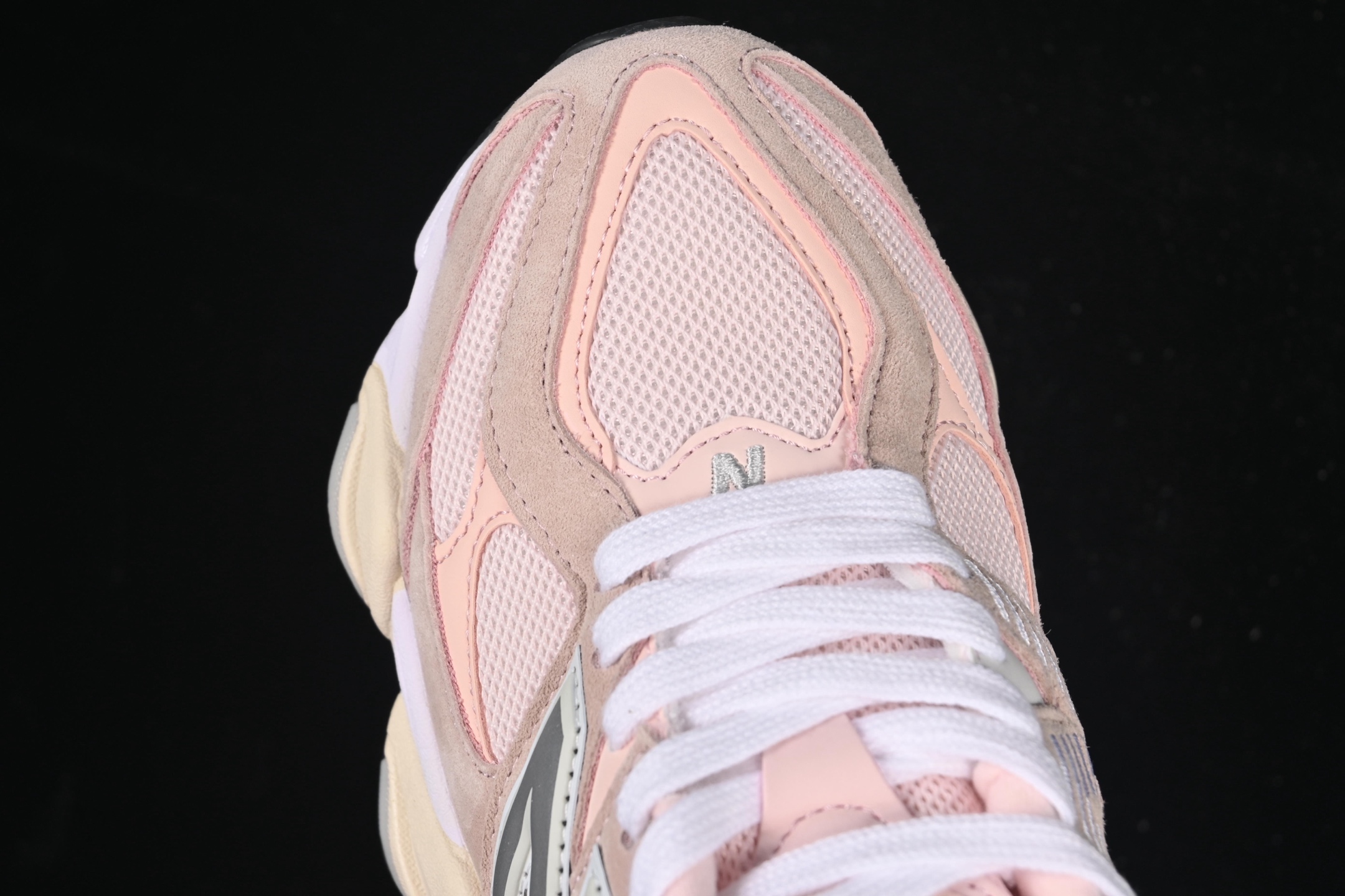 💰190纯原
 New Balance NB9060 复古休闲运动慢跑鞋 U9060CSP
#最强性价版 采用大面积网眼以及麂皮材质覆盖鞋身，还原经典气质。搭载ABZORB避震科技，由泡沫聚酯制成，上脚可以有效减少由鞋底反弹对身体及双腿的冲击力
尺码：36 37 37.5 38 38.5 39 40 40.5 41.5 F.C3