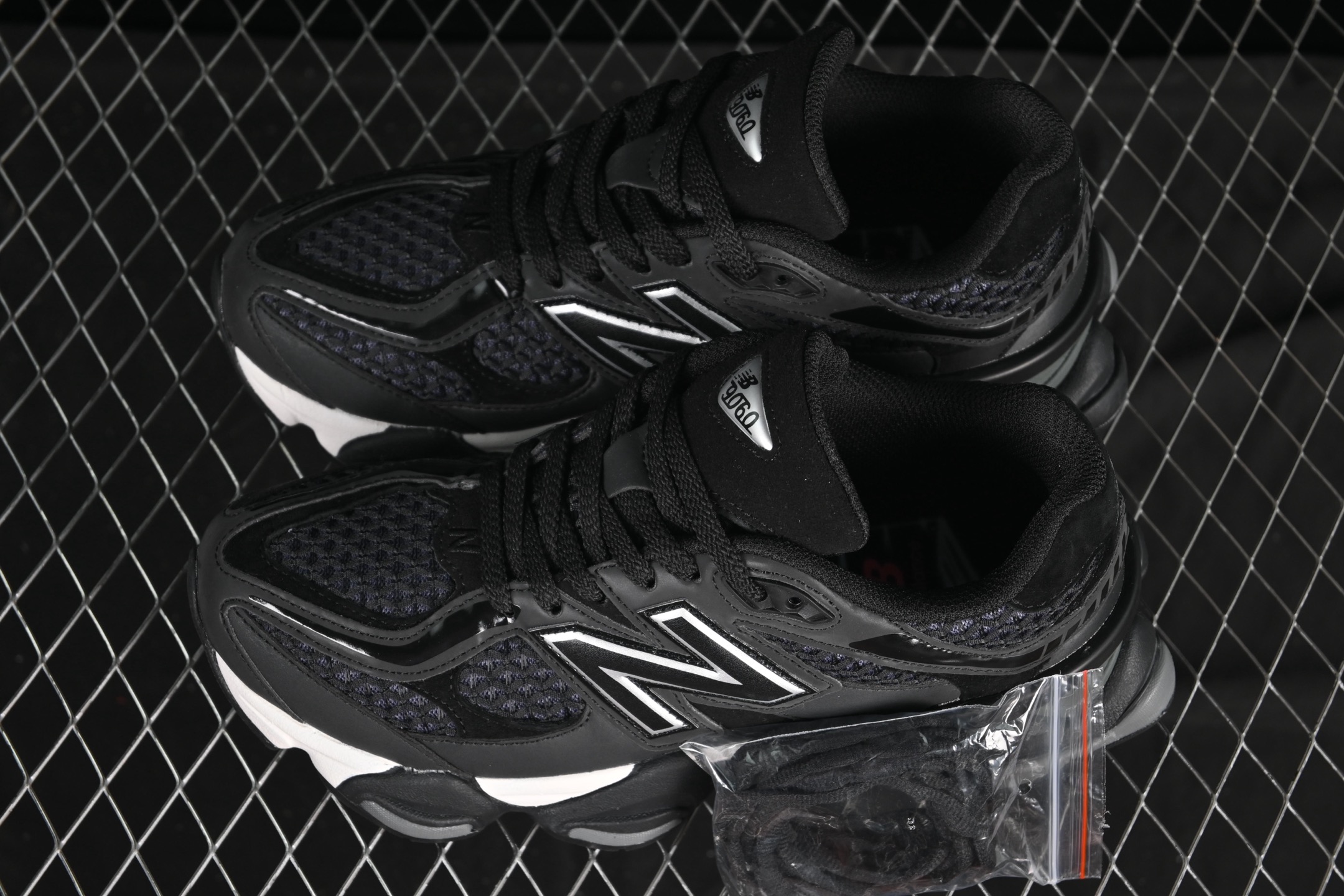 💰190纯原
 New Balance NB9060 复古休闲运动慢跑鞋 U9060PNR
#最强性价版 采用大面积网眼以及麂皮材质覆盖鞋身，还原经典气质。搭载ABZORB避震科技，由泡沫聚酯制成，上脚可以有效减少由鞋底反弹对身体及双腿的冲击力
尺码：36 37 37.5 38 38.5 39 40 40.5 41 42 42.5 43 44 44.5 45 46.5 F.C3