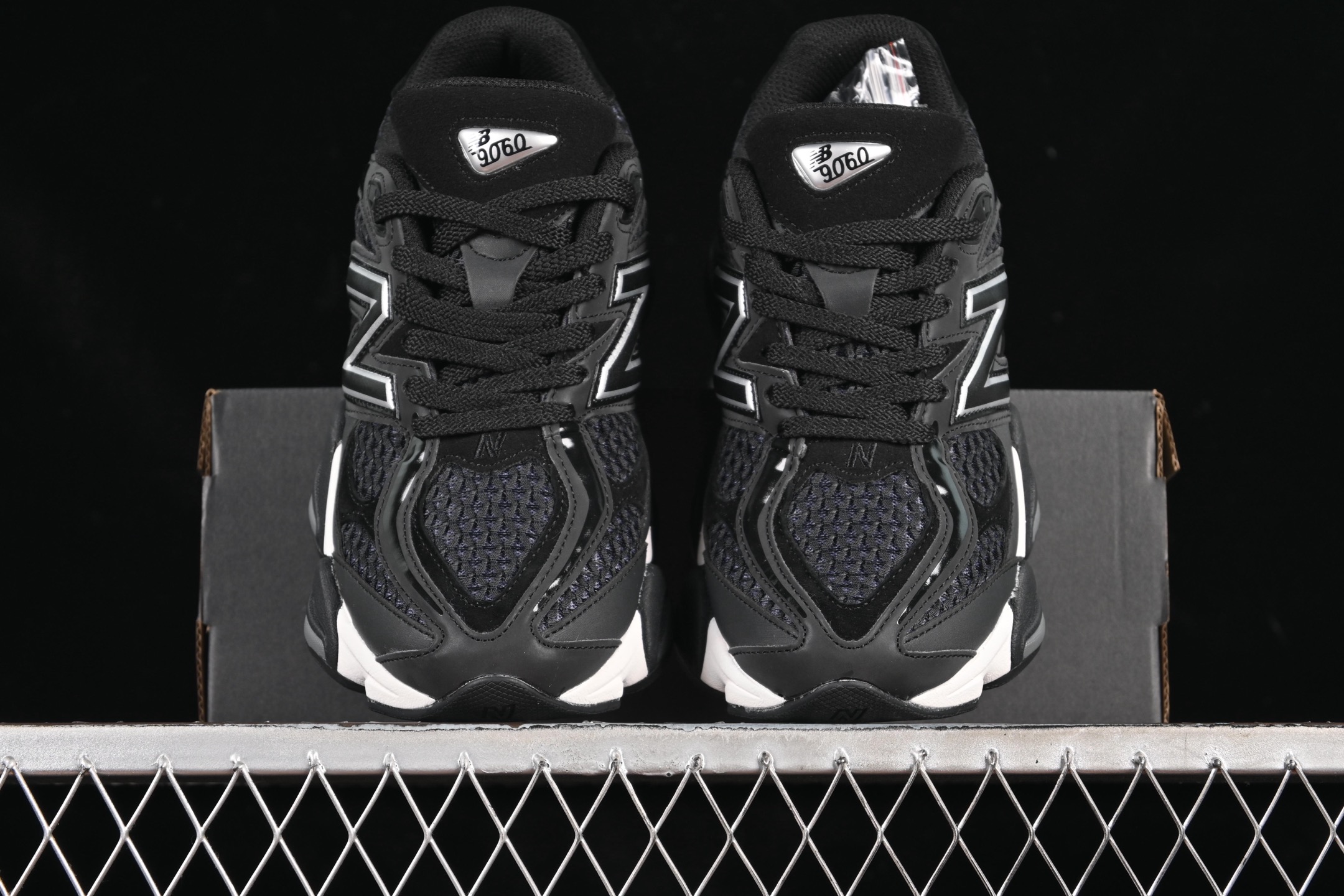 💰190纯原
 New Balance NB9060 复古休闲运动慢跑鞋 U9060PNR
#最强性价版 采用大面积网眼以及麂皮材质覆盖鞋身，还原经典气质。搭载ABZORB避震科技，由泡沫聚酯制成，上脚可以有效减少由鞋底反弹对身体及双腿的冲击力
尺码：36 37 37.5 38 38.5 39 40 40.5 41 42 42.5 43 44 44.5 45 46.5 F.C3