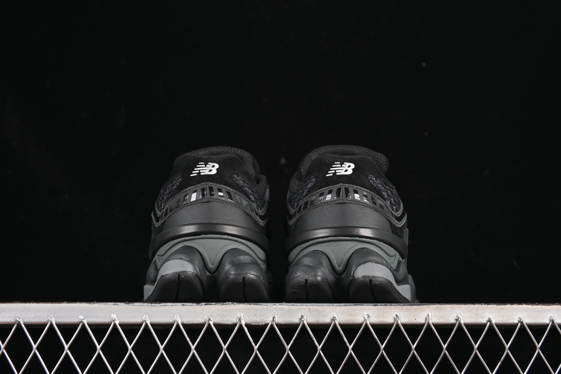 💰190纯原
 New Balance NB9060 复古休闲运动慢跑鞋 U9060PNR
#最强性价版 采用大面积网眼以及麂皮材质覆盖鞋身，还原经典气质。搭载ABZORB避震科技，由泡沫聚酯制成，上脚可以有效减少由鞋底反弹对身体及双腿的冲击力
尺码：36 37 37.5 38 38.5 39 40 40.5 41 42 42.5 43 44 44.5 45 46.5 F.C3