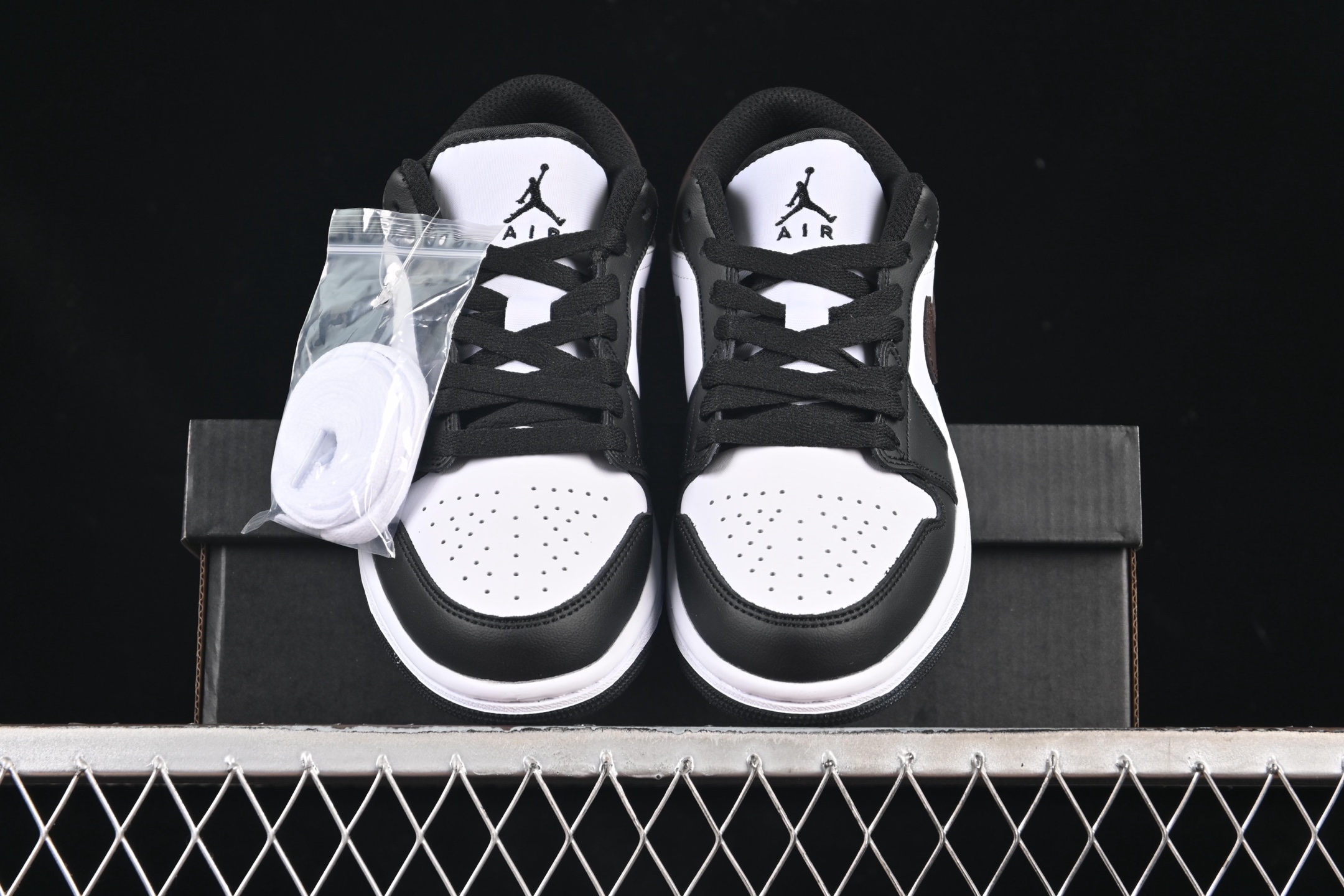 💰200公司级💰240纯原
Air Jordan 1 Low AJ1 乔1黑巧色 低帮文化休闲板鞋 IO3393-010
尺码:36 36.5 37.5 38 38.5 39 40 40.5 41 42 42.5 43 44 44.5 45 46 99C3