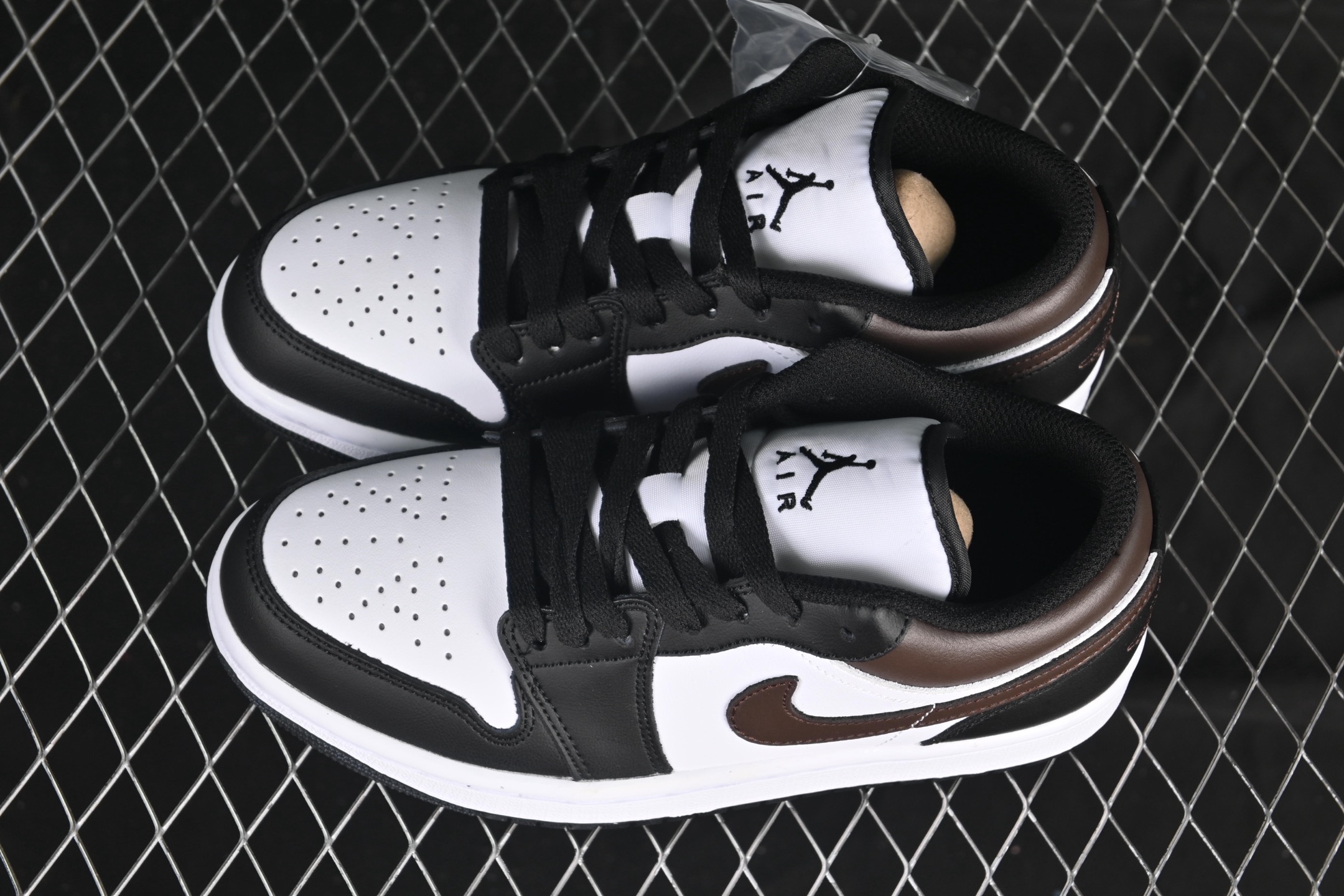 💰200公司级💰240纯原
Air Jordan 1 Low AJ1 乔1黑巧色 低帮文化休闲板鞋 IO3393-010
尺码:36 36.5 37.5 38 38.5 39 40 40.5 41 42 42.5 43 44 44.5 45 46 99C3