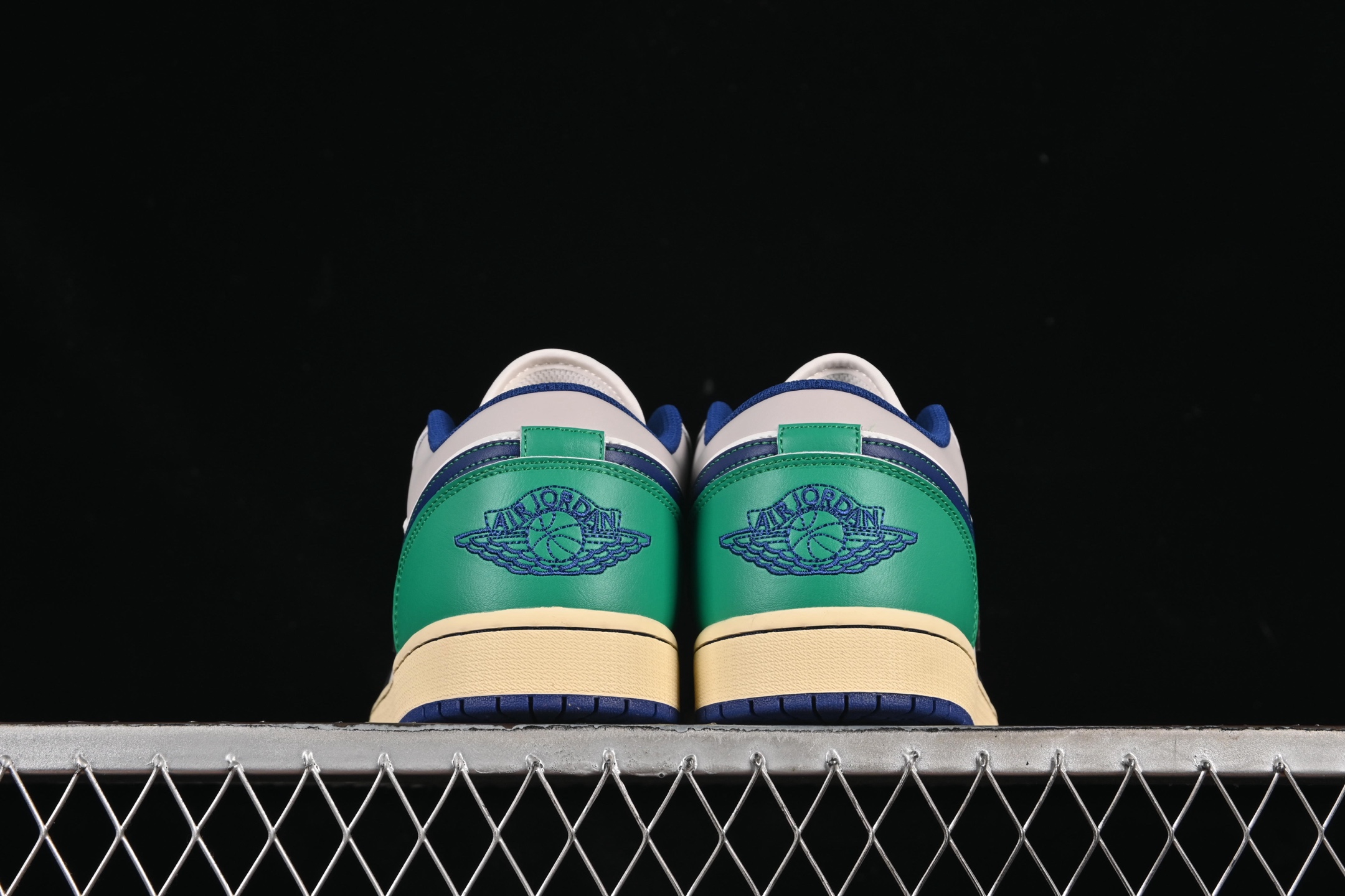💰200公司级💰240纯原
Air Jordan 1 Low AJ1 乔1蓝绿拼色 低帮文化休闲板鞋 553558-147
尺码:36 36.5 37.5 38 38.5 39 40 40.5 41 42 42.5 43 44 44.5 45 46 99C3