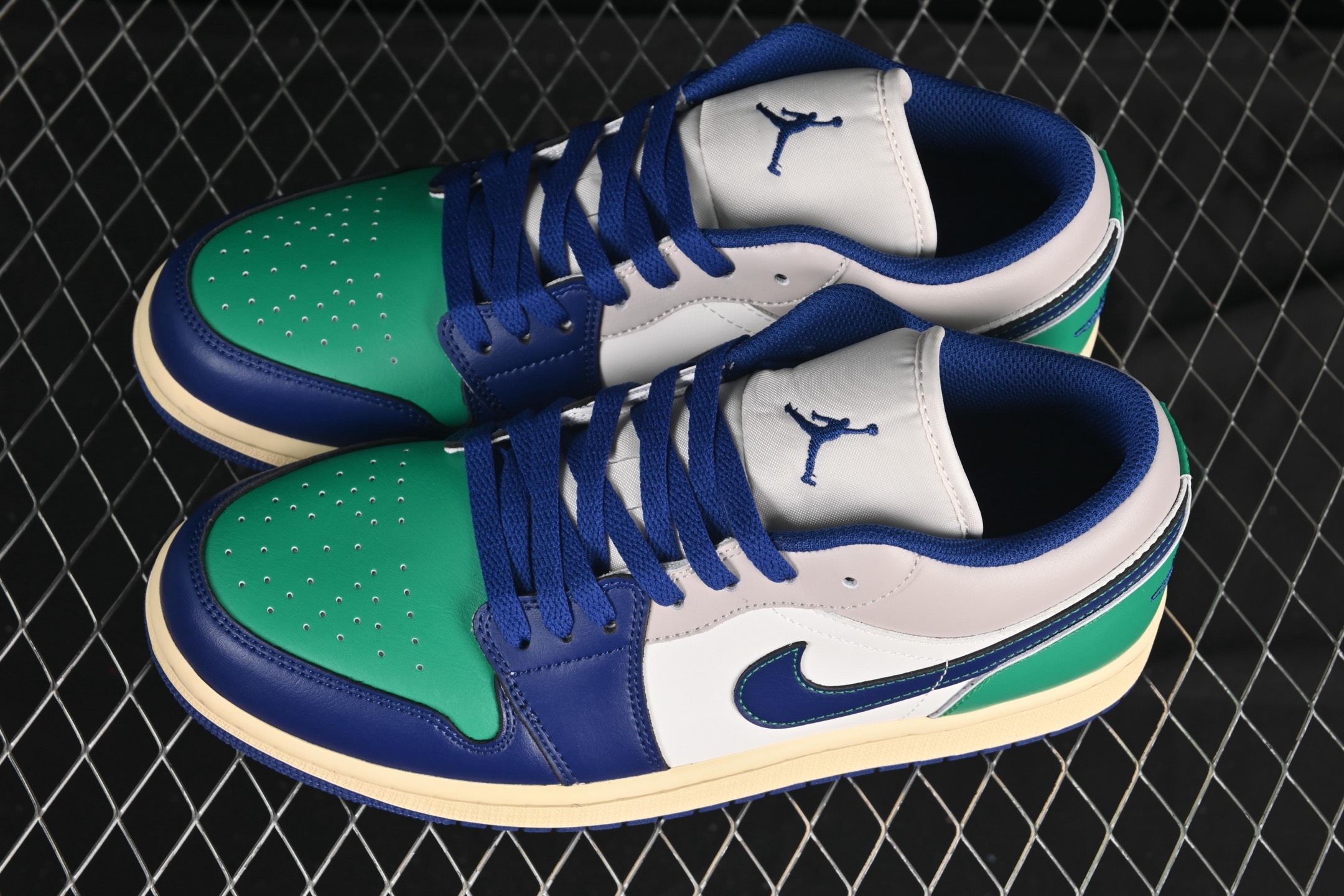💰200公司级💰240纯原
Air Jordan 1 Low AJ1 乔1蓝绿拼色 低帮文化休闲板鞋 553558-147
尺码:36 36.5 37.5 38 38.5 39 40 40.5 41 42 42.5 43 44 44.5 45 46 99C3