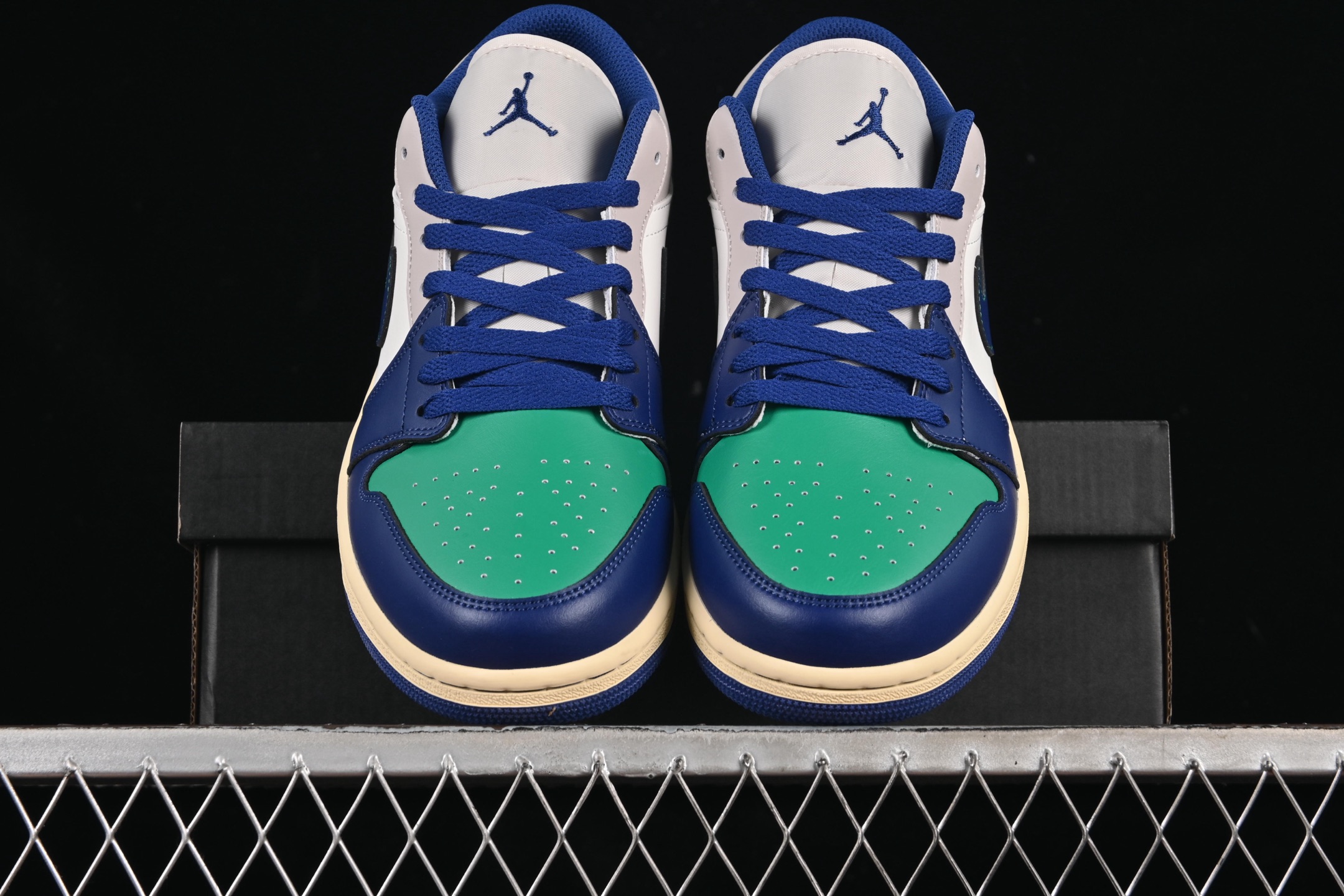 💰200公司级💰240纯原
Air Jordan 1 Low AJ1 乔1蓝绿拼色 低帮文化休闲板鞋 553558-147
尺码:36 36.5 37.5 38 38.5 39 40 40.5 41 42 42.5 43 44 44.5 45 46 99C3