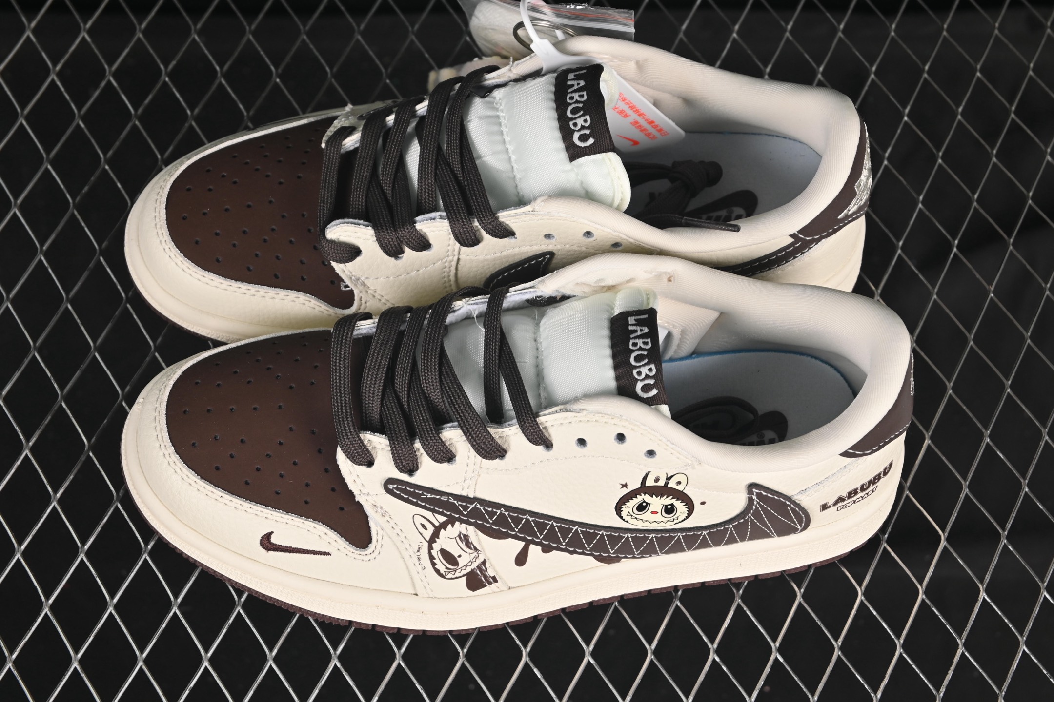 💰280公司级💰380纯原
Travis Scott x Fragment Design x Air Jordan 1 Low OG SP AJ1 乔1 米粽拉布布 低帮文化休闲板鞋 XS2025-051
#多方联名合作融合了Travis Scott 独特的音乐风格,藤原浩个性的设计风格以及Jordan品牌的经典元素 使其成为一双具有独特身份和价值的鞋子 清新而立体的外观加上联名标识更突出了其独特身份 这种配色方案显示出活力和时尚感 在视觉上引人注目 鞋身的质感和细腻的细节处理使其显得高端而格调十足 这款“倒钩”联名是设计与创意完美结合 融合多方的个性风格是一款备受瞩目的潮流鞋款
尺码:36 36.5 37.5 38 38.5 39 40 40.5 41 42 42.5 43 44 44.5 45 9.E5