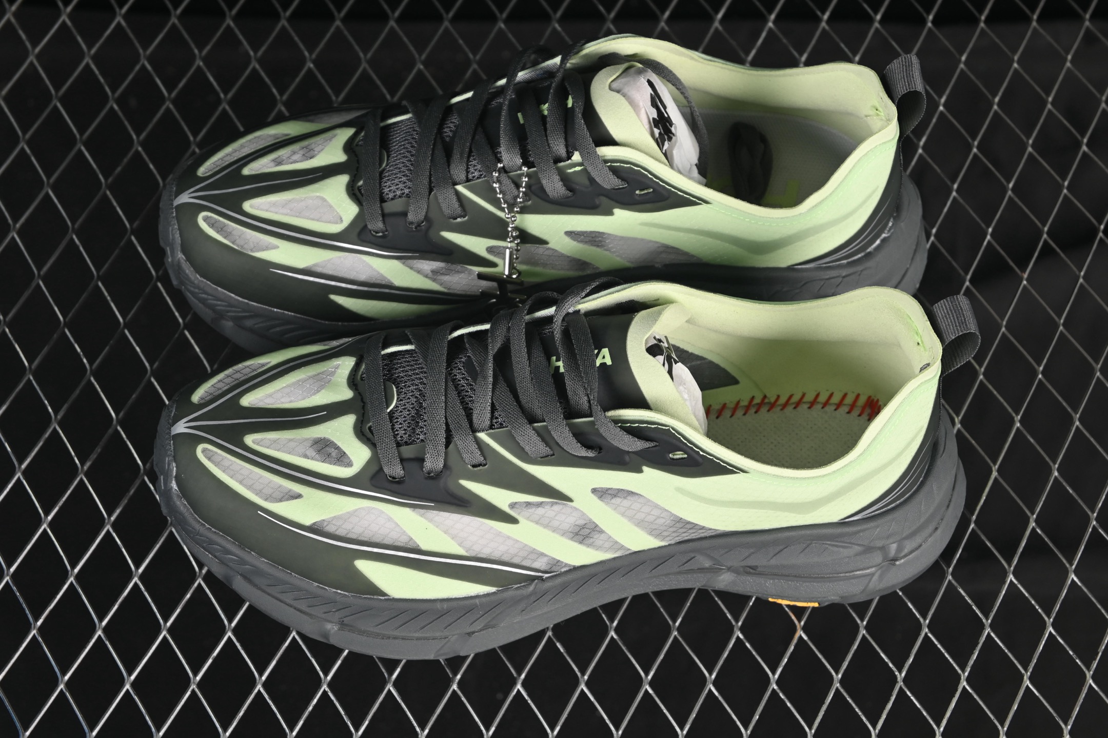 💰240纯原
Hoka Mafate Speed 4 Lite 马法特四代超轻厚底轻量山地跑步鞋 1168450 LHC
#轻量化材料Fresh Foam。超轻量中底全部用料过3C认证! 滚动平衡科技减少33%能量消耗 !第二代Mafate更是延续精髓设计,并调整了整体的鞋型,修身的鞋型,更加灵巧的感觉一下子来了。外底韧弹感十足的EVA泡绵,结合Vibram橡胶大底,性能稳定输出,无论是平时穿着还是在潮湿的梅雨季节跑步,都是非常优秀的搭配。
尺码:36 36.5 37 38 38.5 39 40 40.5 41 42 42.5 43 44 45 X.D4